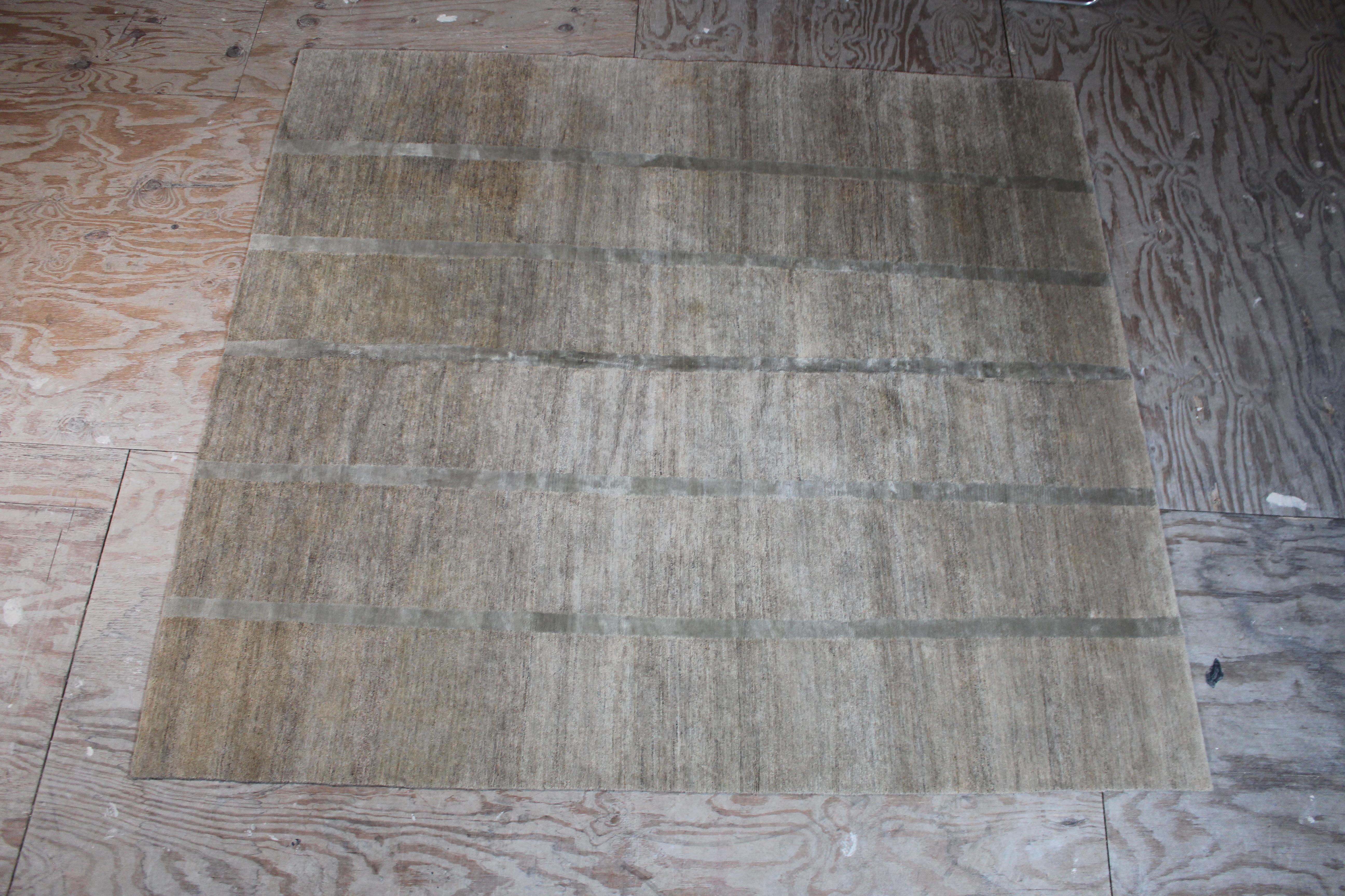 Erleben Sie die perfekte Balance aus natürlicher Eleganz und luxuriöser Textur mit diesem handgewebten Teppich aus Hanf und Maulbeerseide, der in Nepal sorgfältig hergestellt wird. Die weichen, strapazierfähigen Hanffasern bilden eine organische