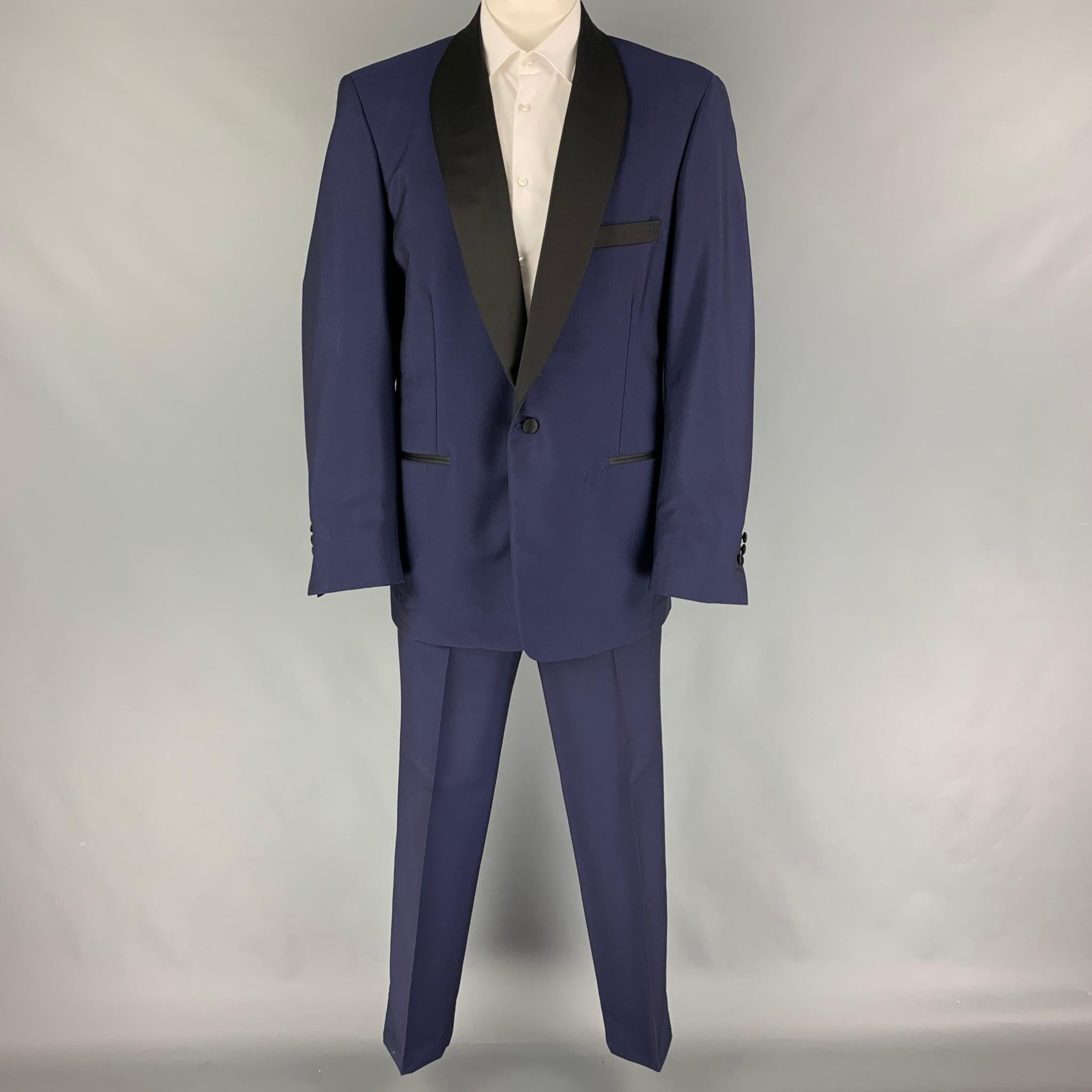 HOLLAND & SHERRY suit comes in a navy & black material and includes a single breasted, single button sport coat with a shawl collar and matching flat front trousers. Made in USA.

Very Good Pre-Owned Condition. Fabric tag removed.
Marked: Size tag