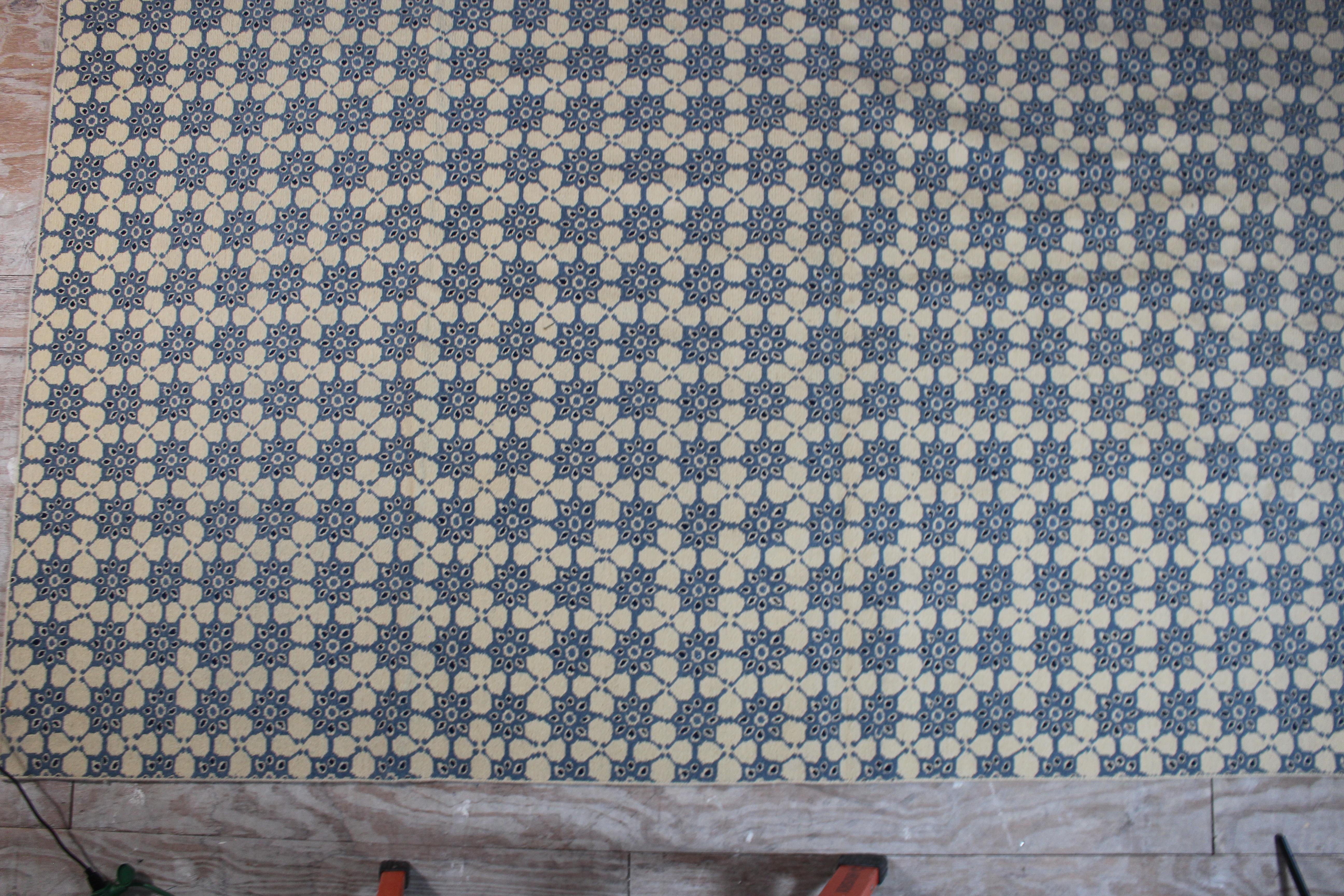 Eleganza senza tempo con questo tappeto in 100% lana della Nuova Zelanda di Holland and Sherry. Realizzato con maestria per garantire durata e morbidezza, questo lussuoso articolo presenta una classica palette di colori blu e bianco, offrendo una