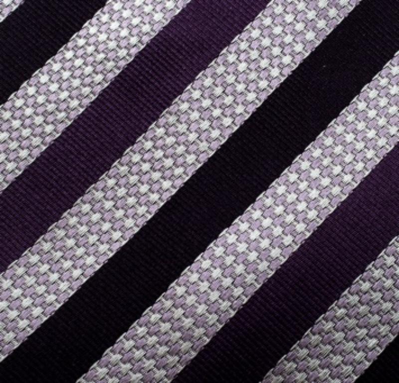 Esta corbata de Holliday & Brown For Prada, un elegante accesorio masculino, añade un acabado pulido a tus atuendos formales. Hecha de seda, la corbata presenta un estampado de rayas diagonales por todas partes, una punta puntiaguda y una trabilla