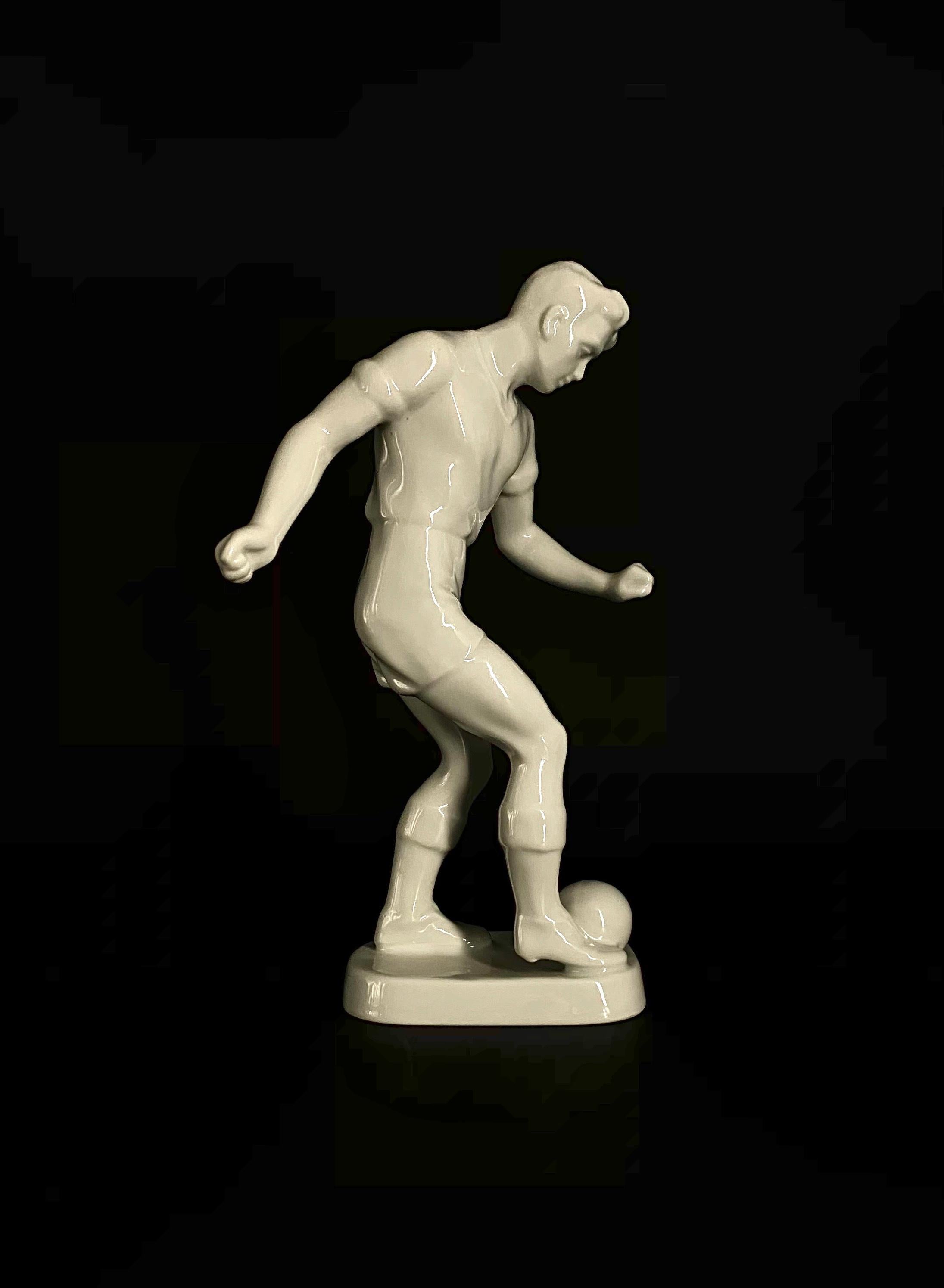 Hollóháza - Antique Football player porcelain figure, numbered on the base

Hungary, circa 1940

H: 27  - W: 13.5 - L: 11.5 cm

Founded in 1777, Hollóháza is one of the oldest remaining porcelain manufactury in Hungary.

Condition: