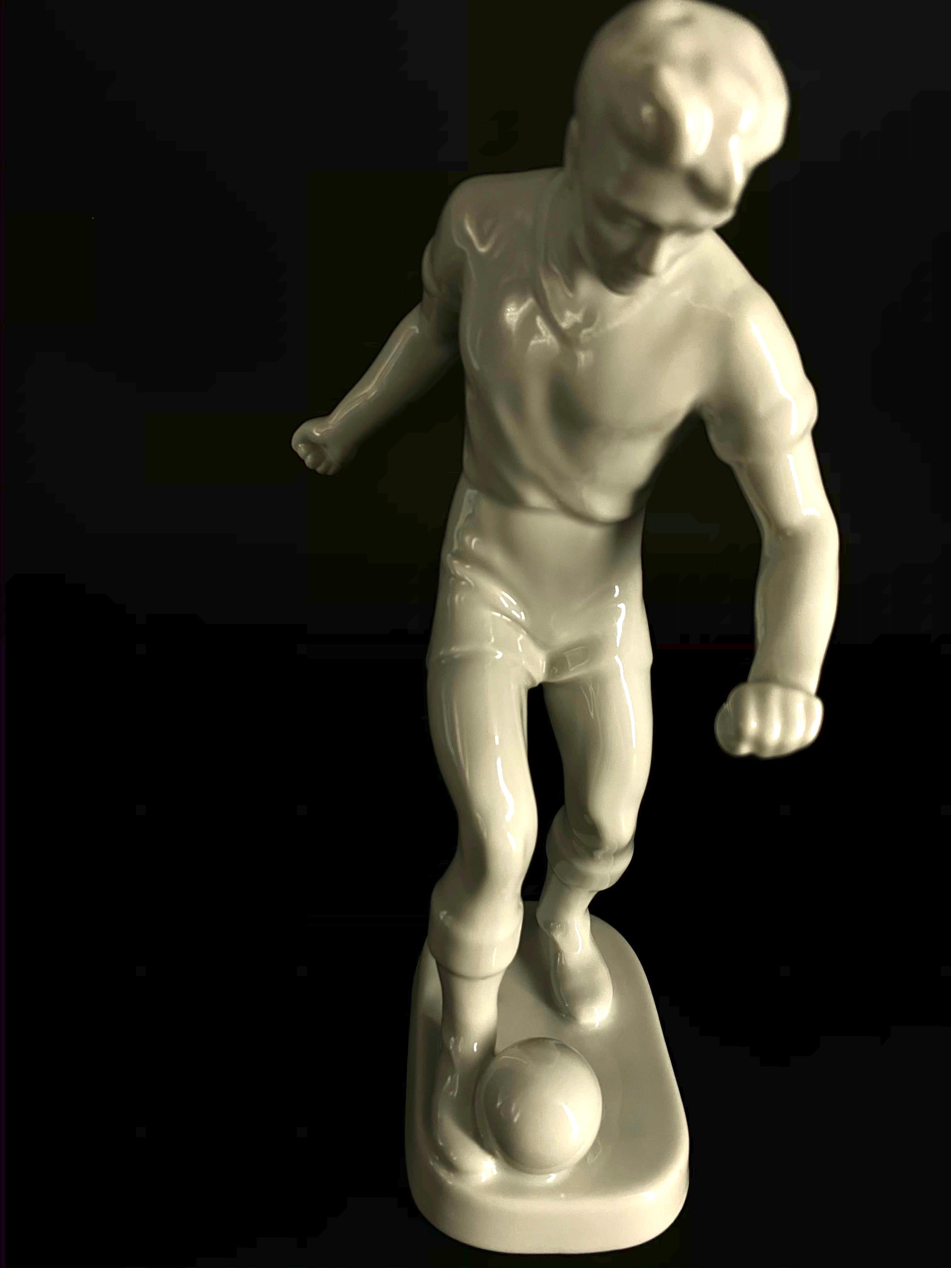 Hollóháza, Soccer player porcelain figure, circa 1940 In Excellent Condition For Sale In Firenze, IT