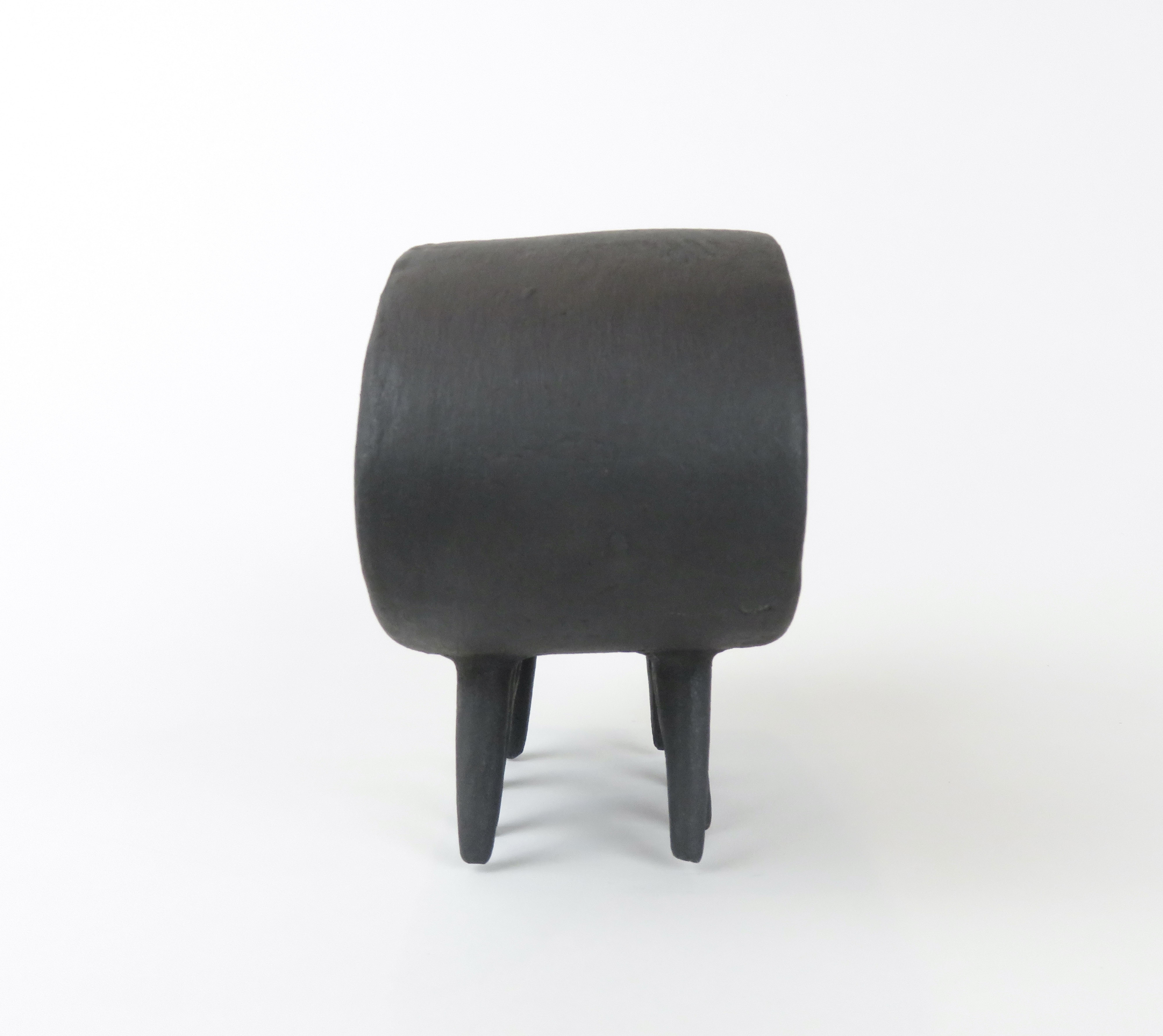 Hohle schwarze ovale Keramikskulptur auf acht spitzen Füßen im Angebot 3