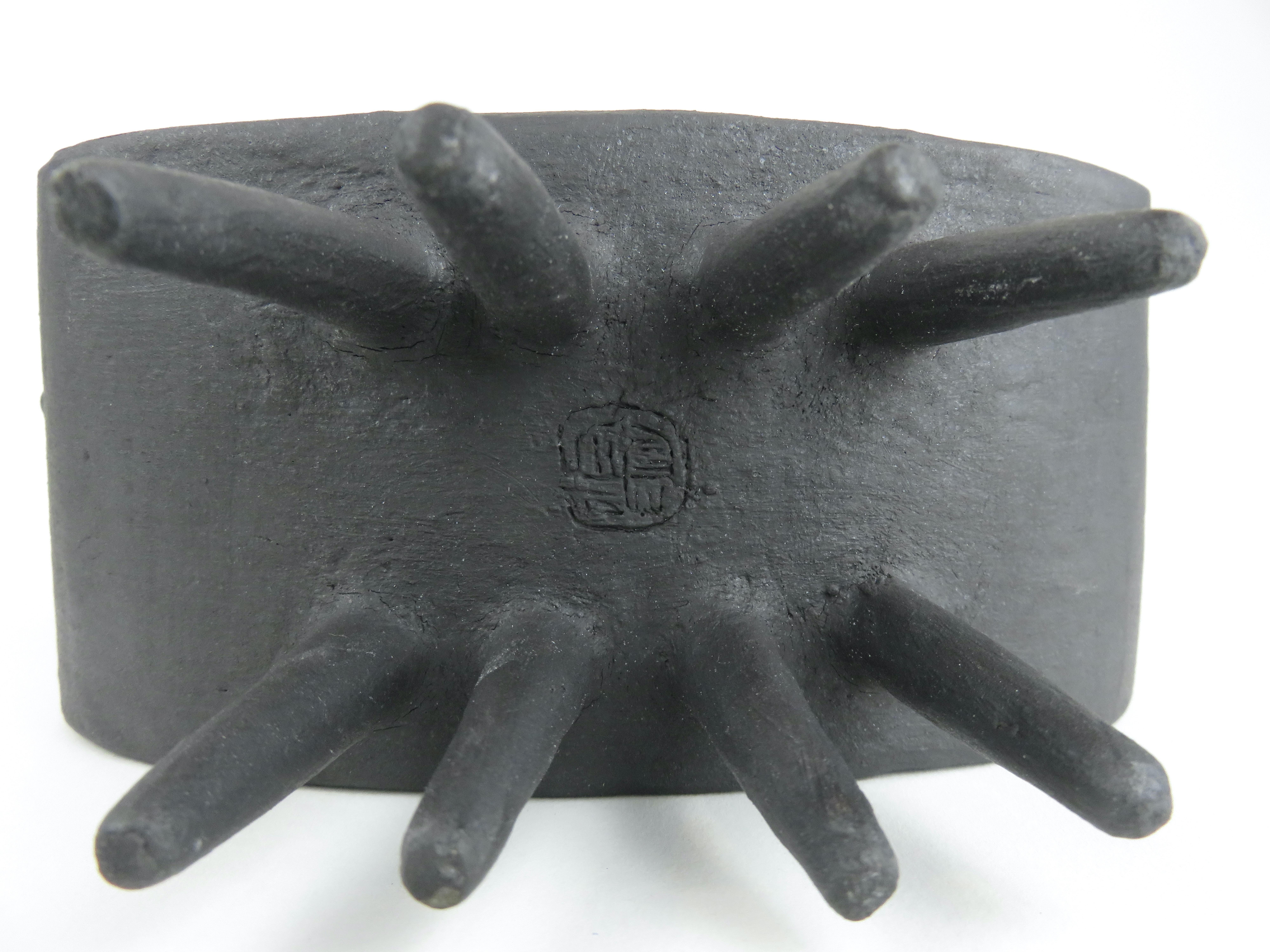 Sculpture ovale creuse en céramique noire sur huit pieds pointus en vente 3