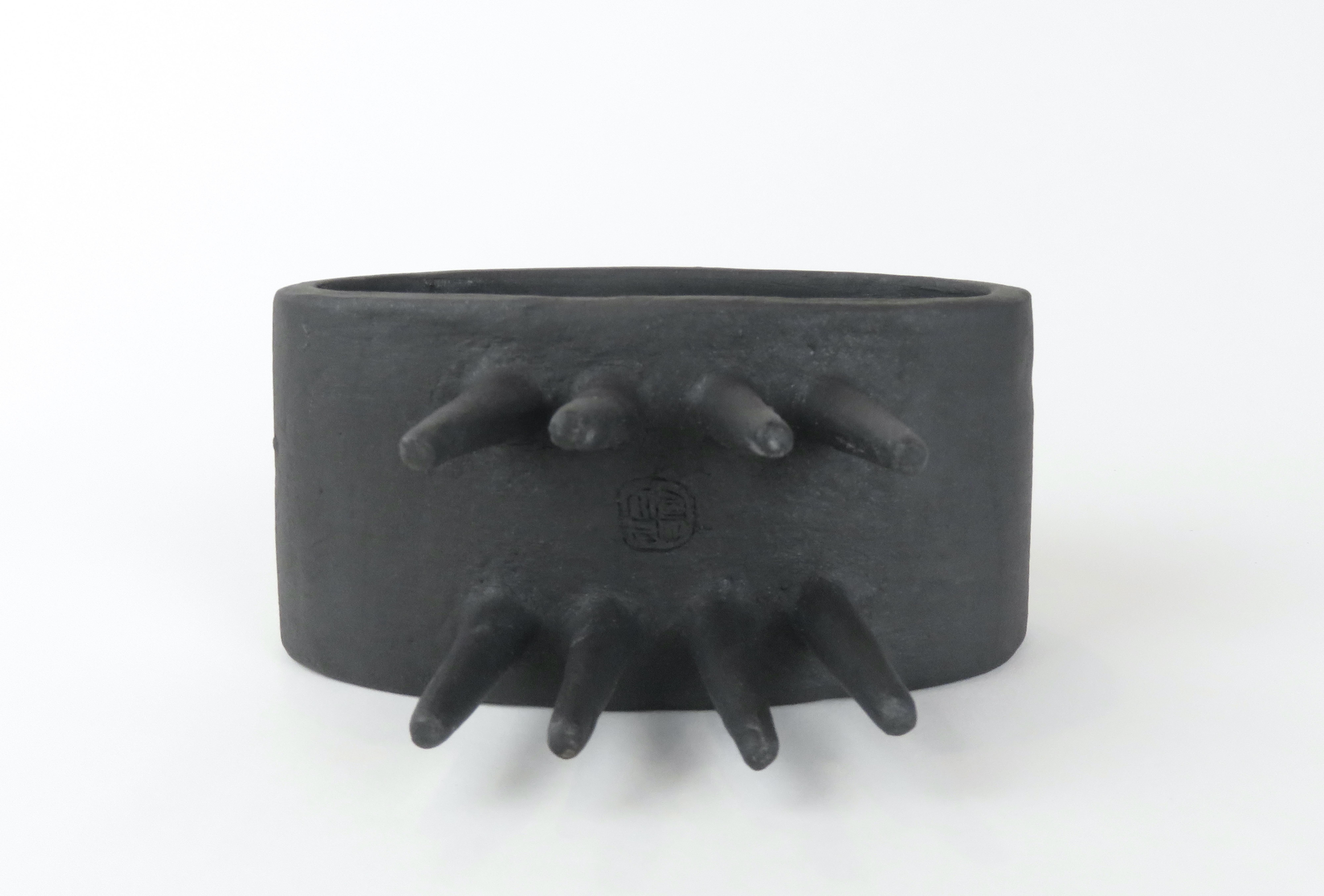 Sculpture ovale creuse en céramique noire sur huit pieds pointus en vente 5