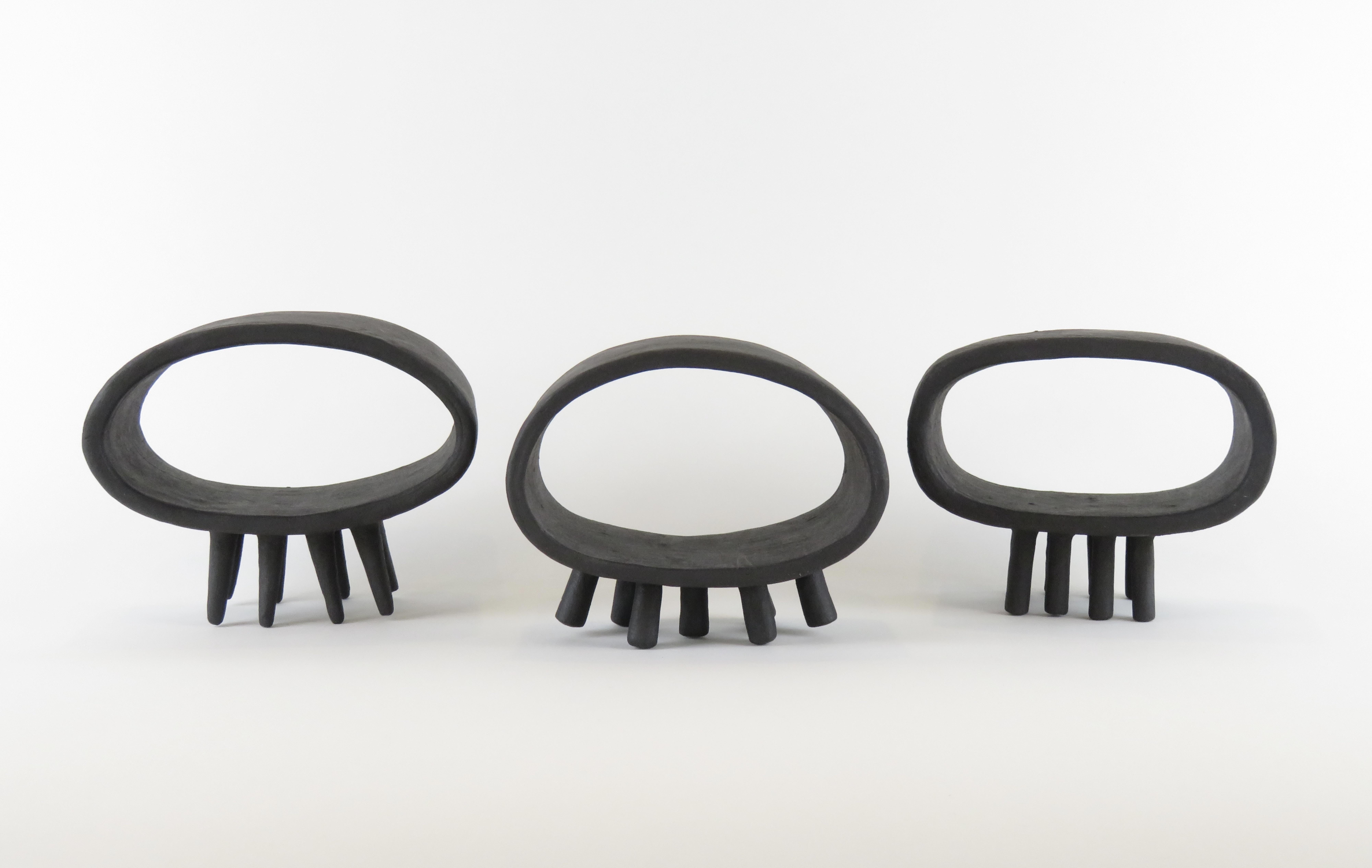 Hohle schwarze ovale Keramikskulptur auf acht spitzen Füßen im Angebot 7