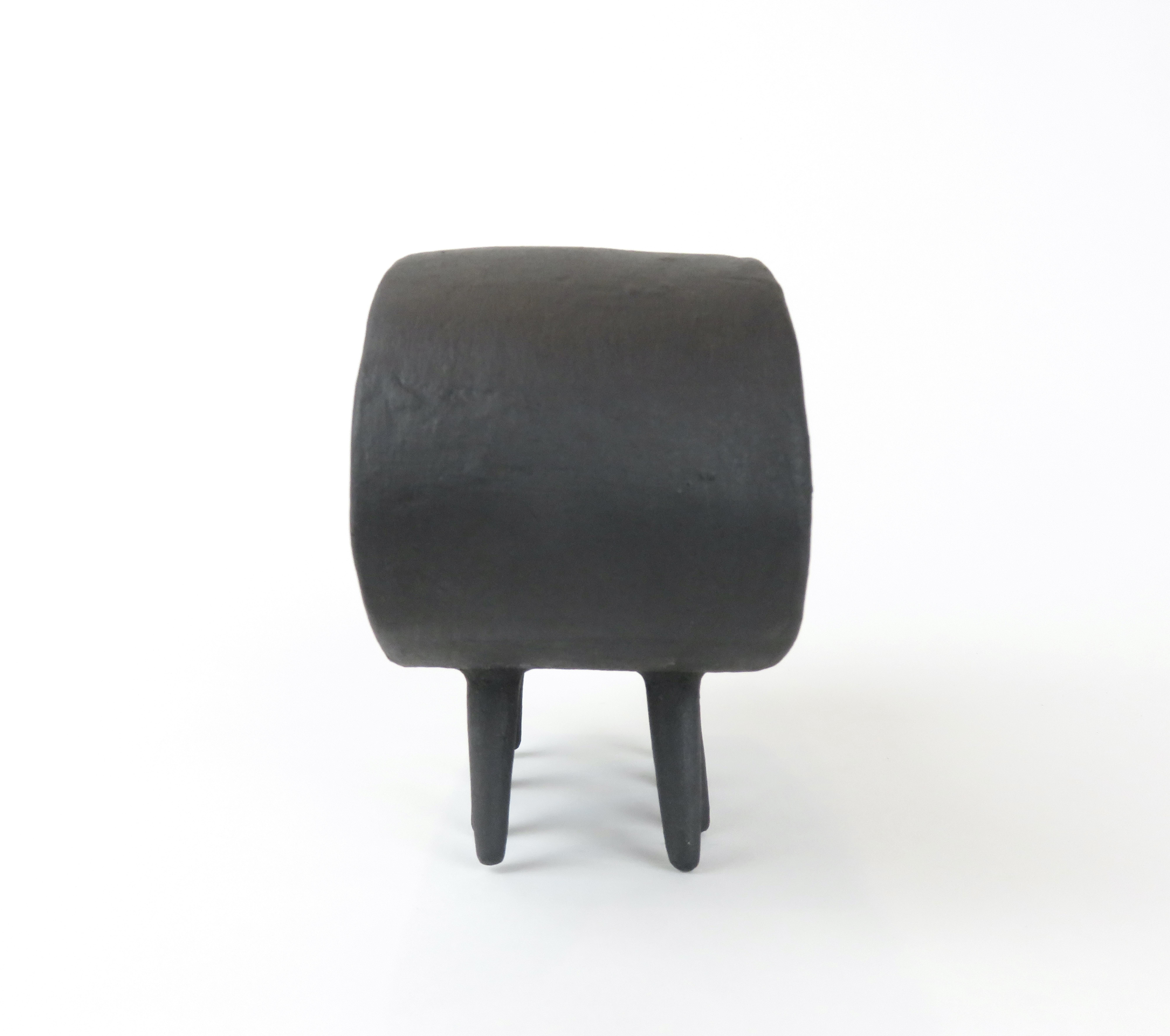 Américain Sculpture ovale creuse en céramique noire sur huit pieds pointus en vente