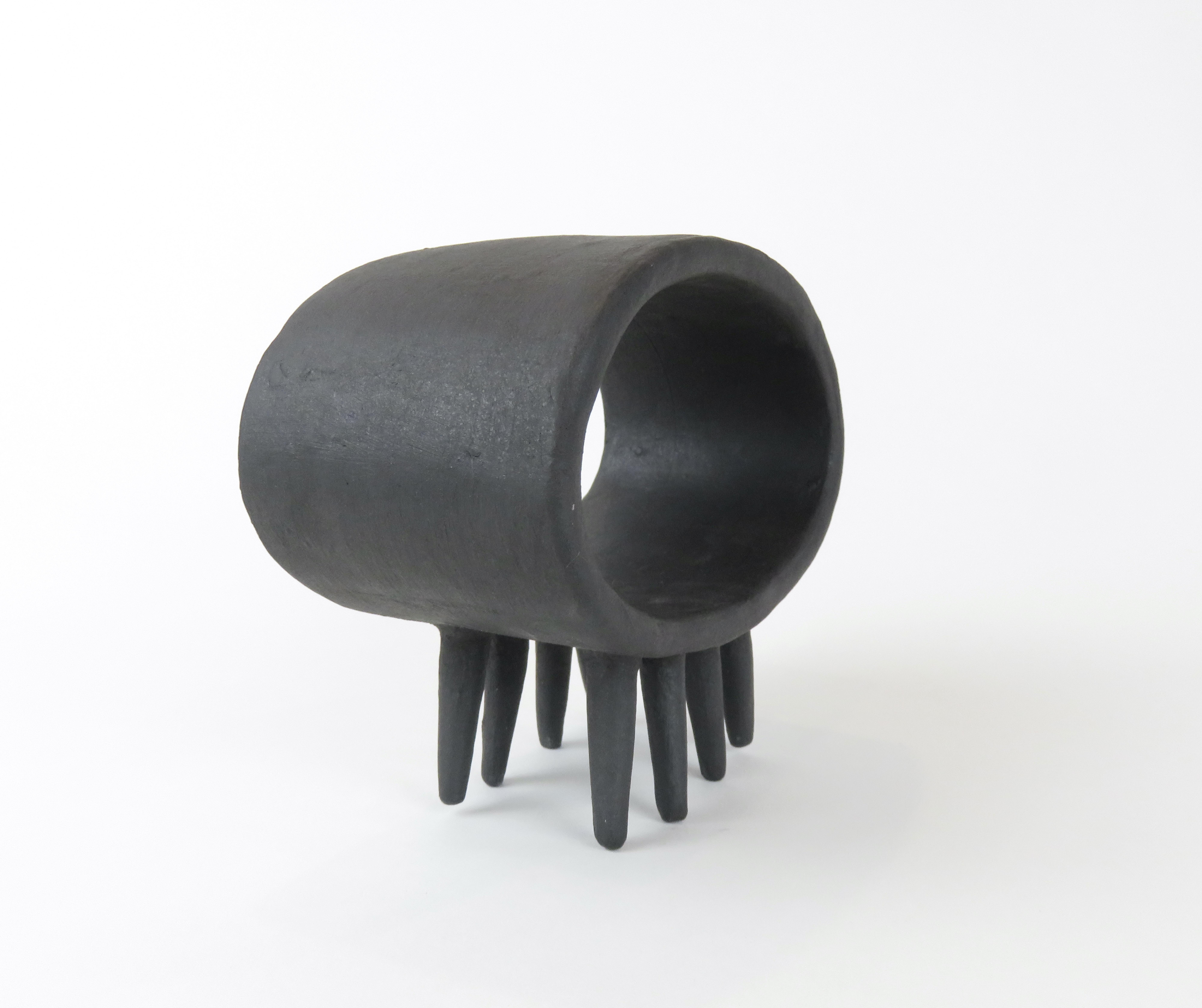 Hohle schwarze ovale Keramikskulptur auf acht spitzen Füßen (Unglasiert) im Angebot