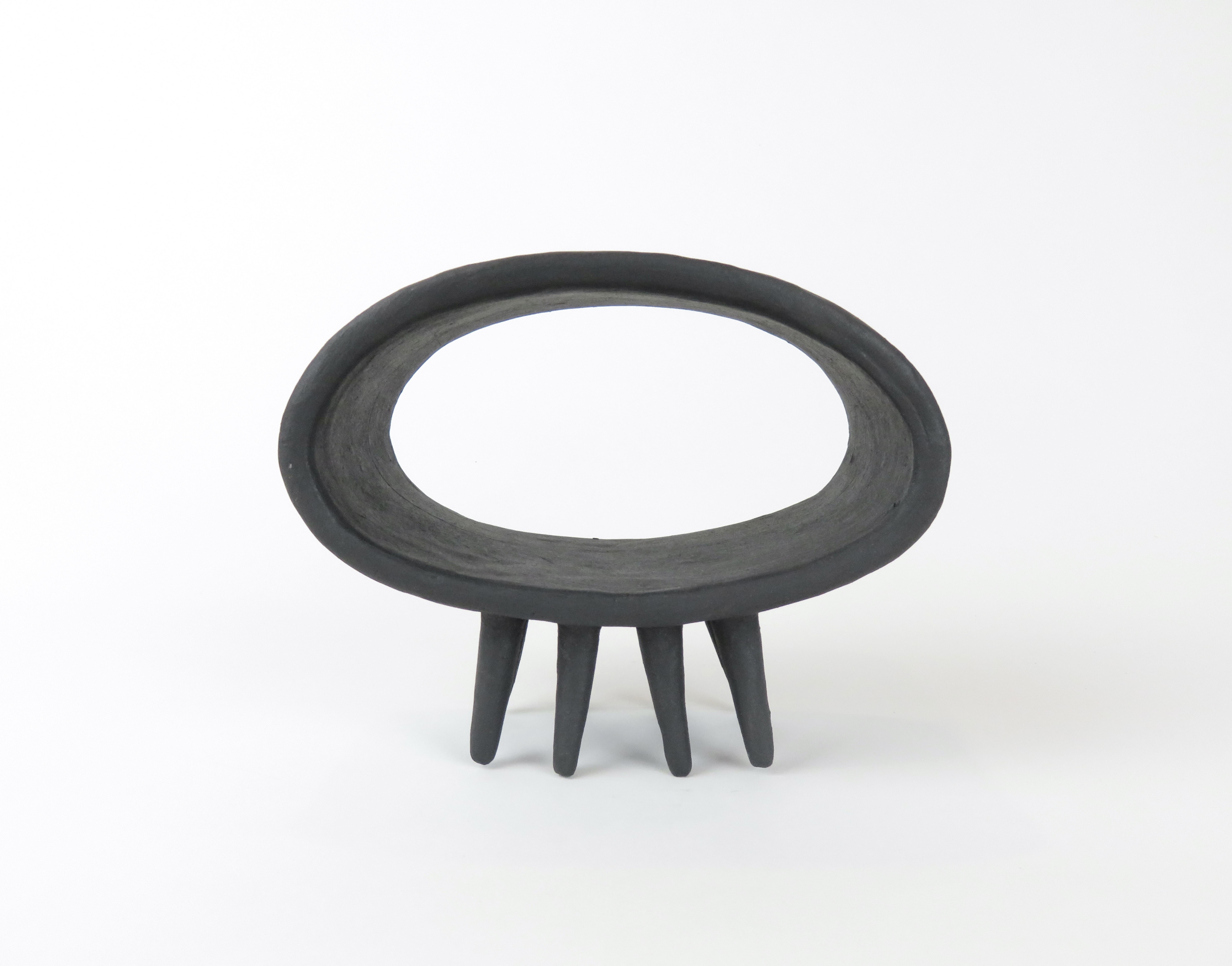 XXIe siècle et contemporain Sculpture ovale creuse en céramique noire sur huit pieds pointus en vente