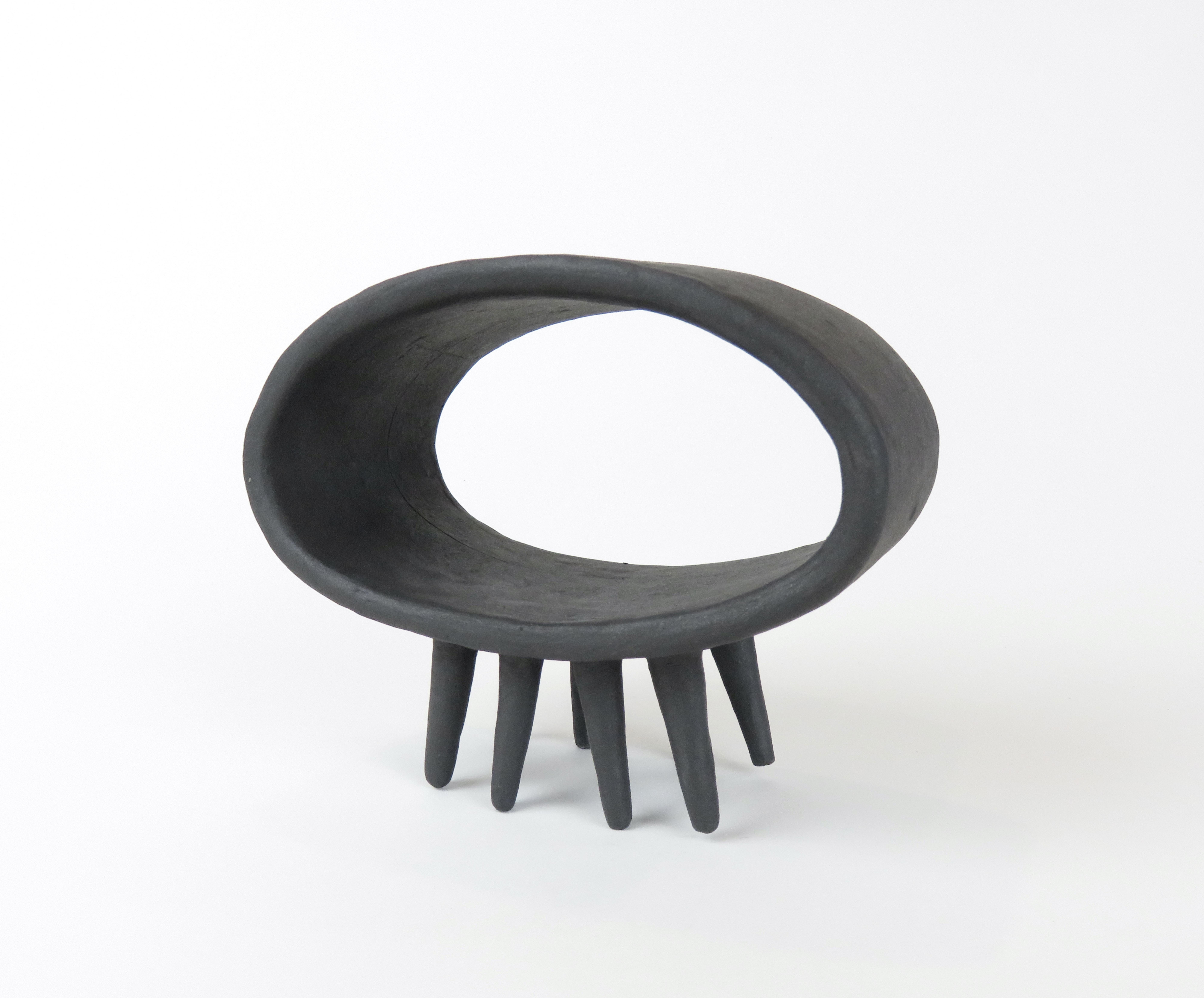 Hohle schwarze ovale Keramikskulptur auf acht spitzen Füßen im Angebot 1