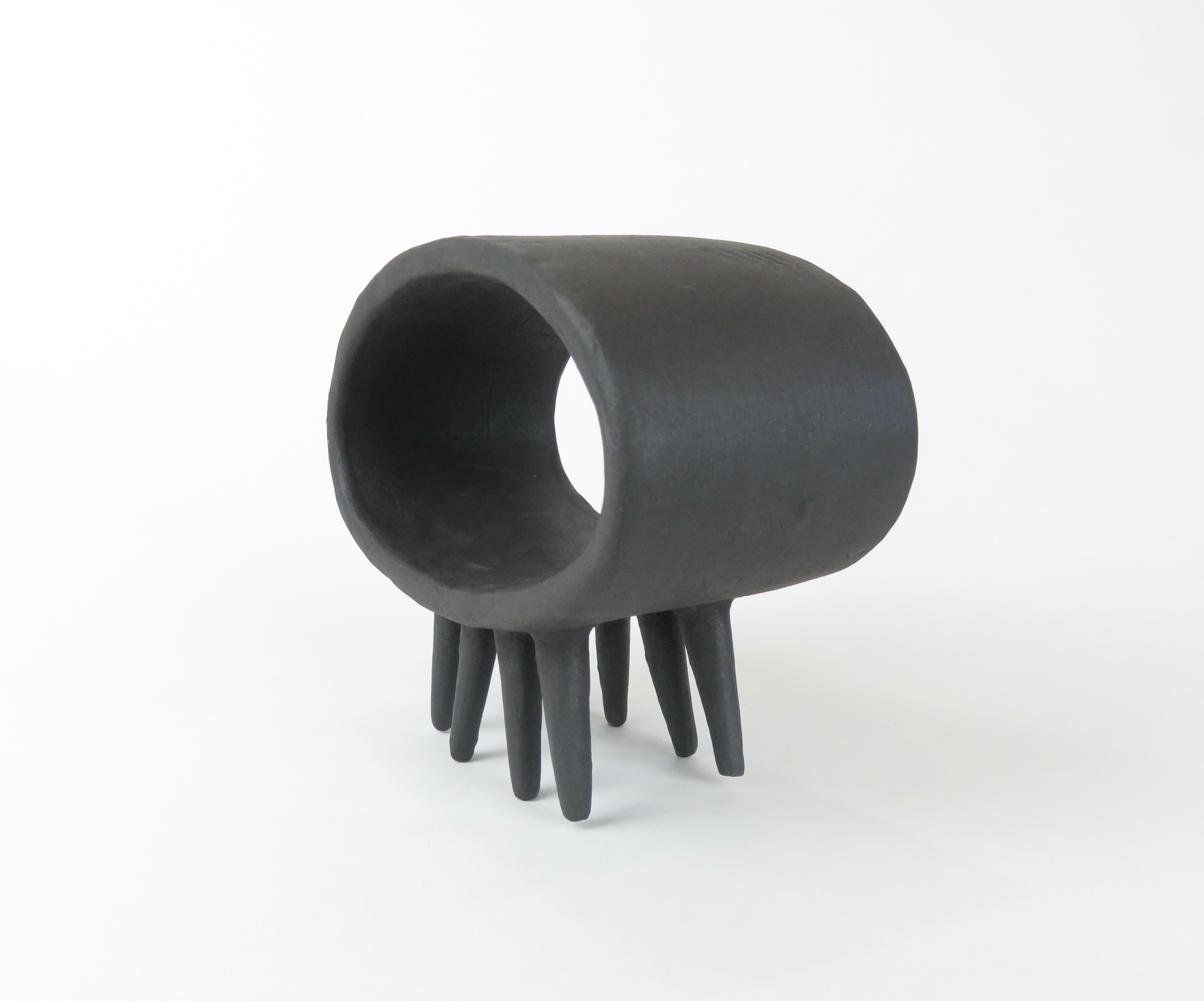 Sculpture ovale creuse en céramique noire sur huit pieds pointus en vente 1