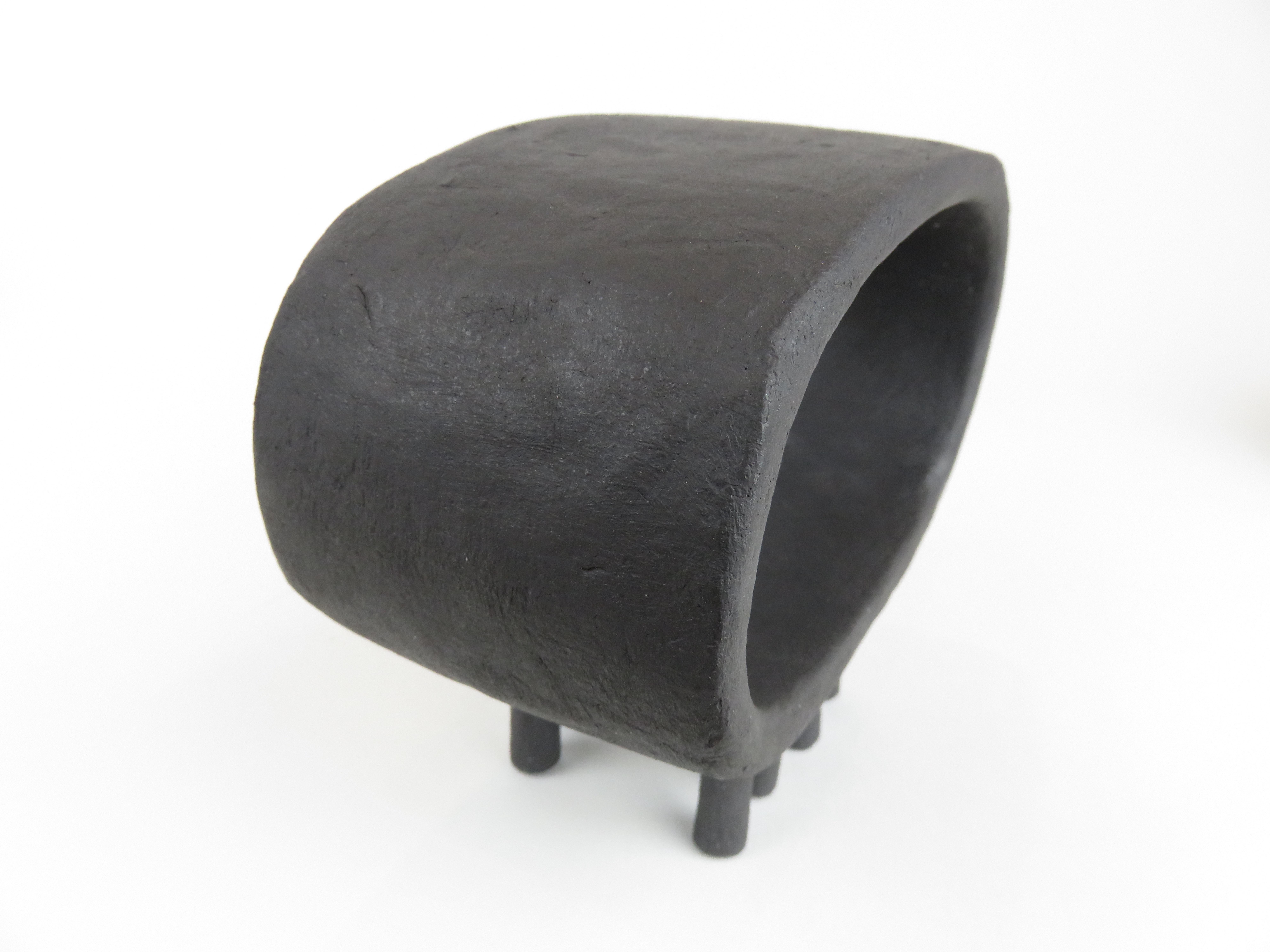 Sculpture en céramique rectangulaire noire creuse sur huit pieds élancés en vente 3