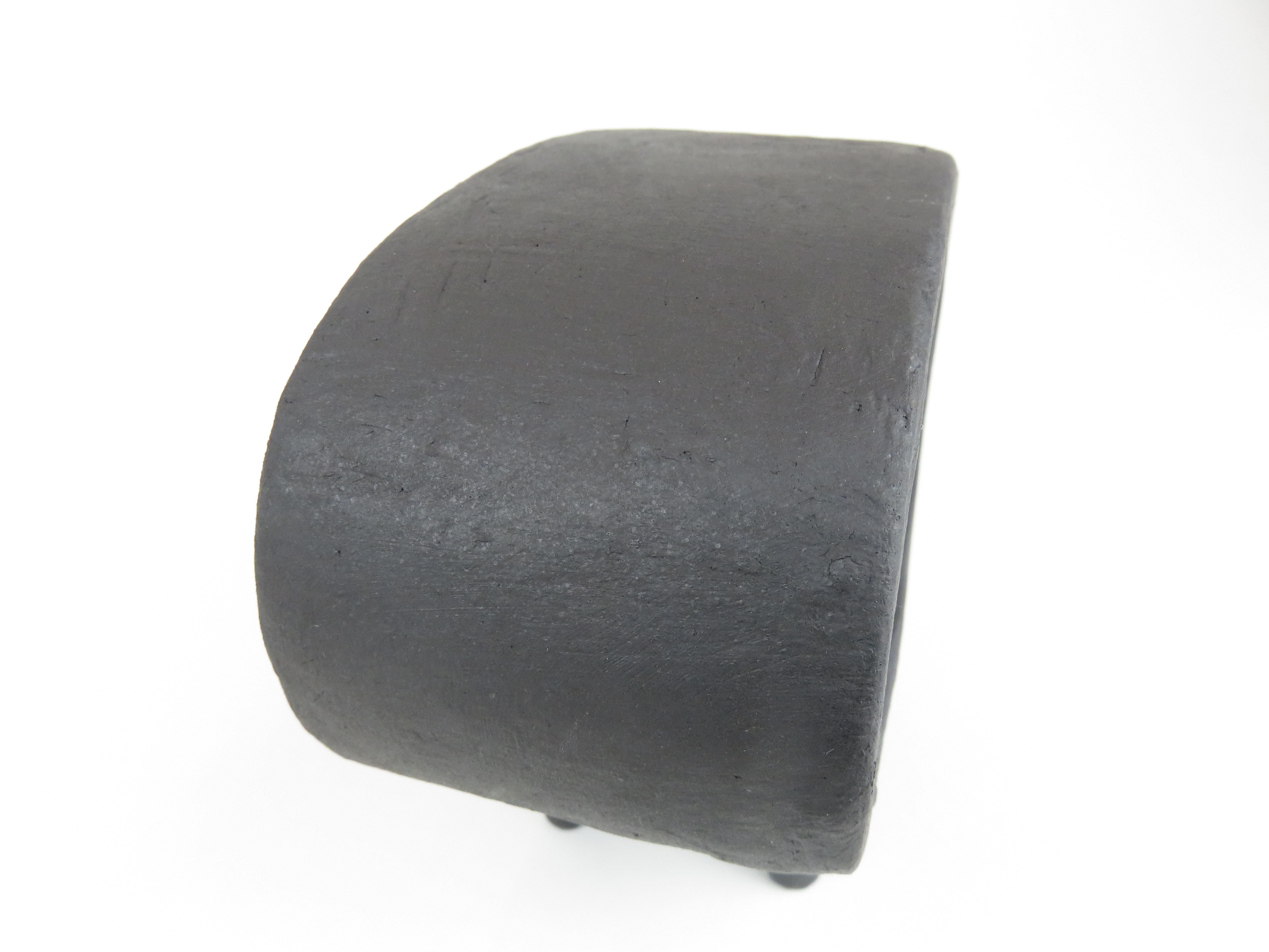 Hohle schwarze rechteckige Keramik-Skulptur auf acht schlanken Füßen im Angebot 7