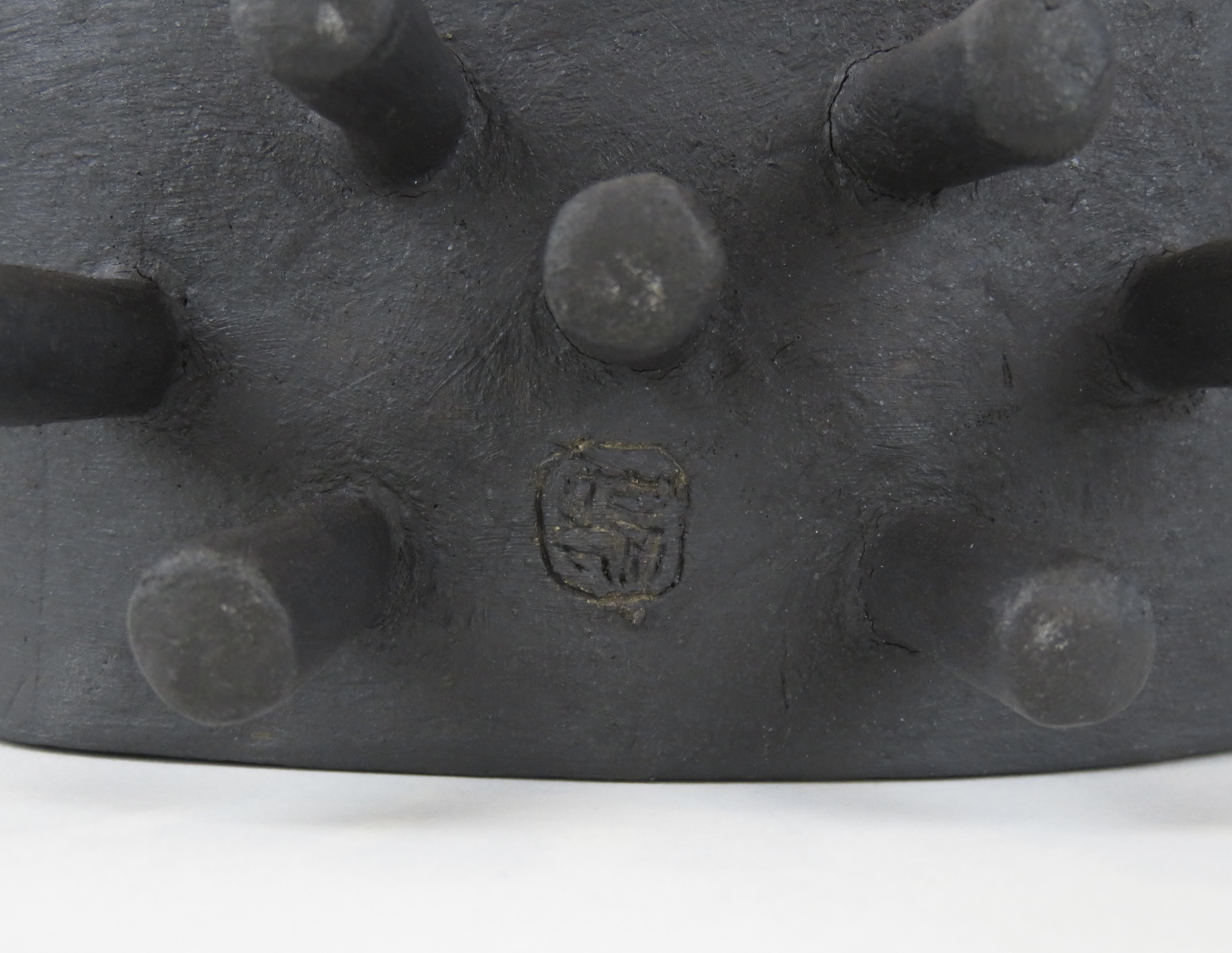 Hohle, schwarze, breite, ovale Keramikskulptur auf kleinen Füßen im Angebot 3