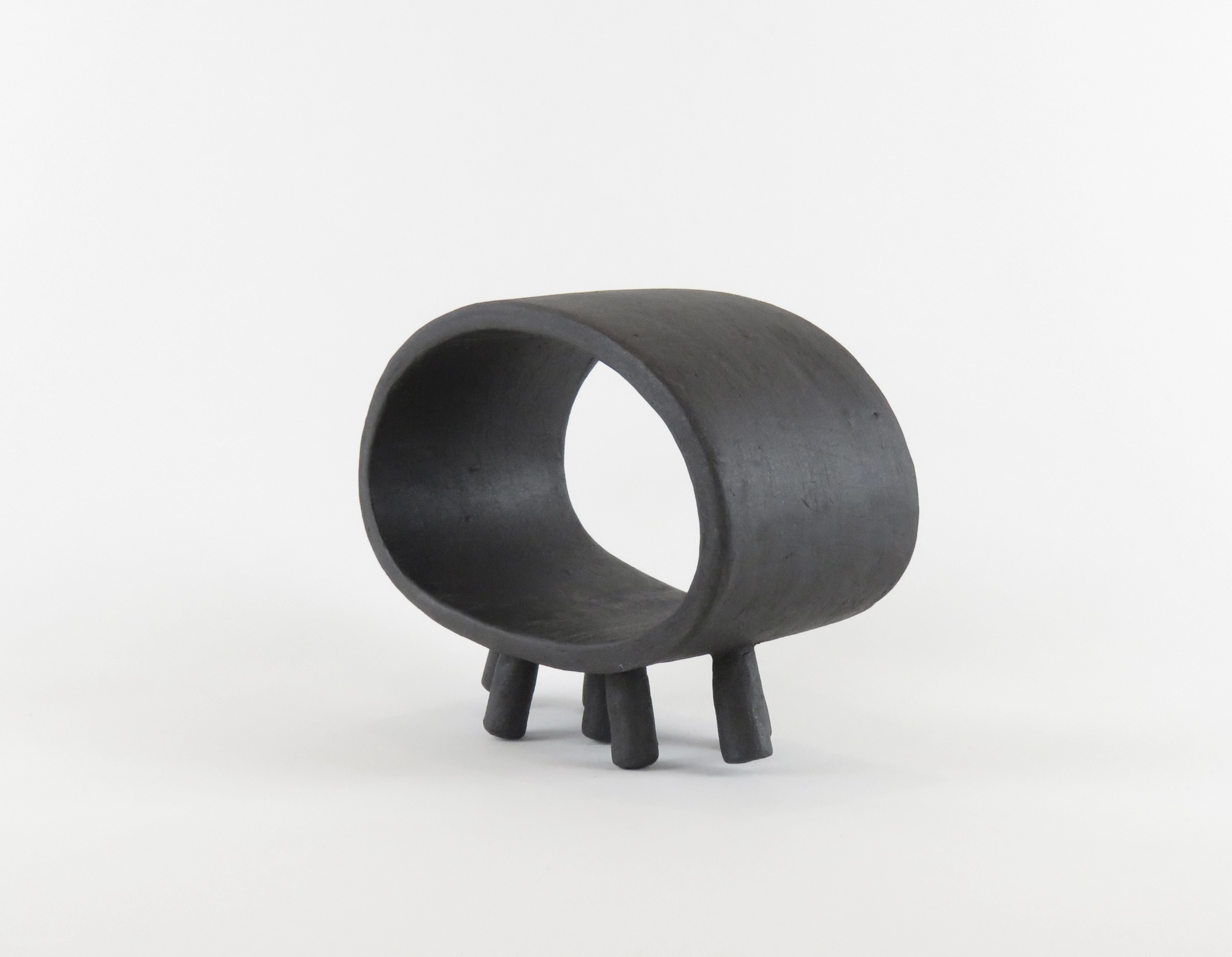 Organique Sculpture ovale large en céramique noire creuse sur de petites pieds en vente
