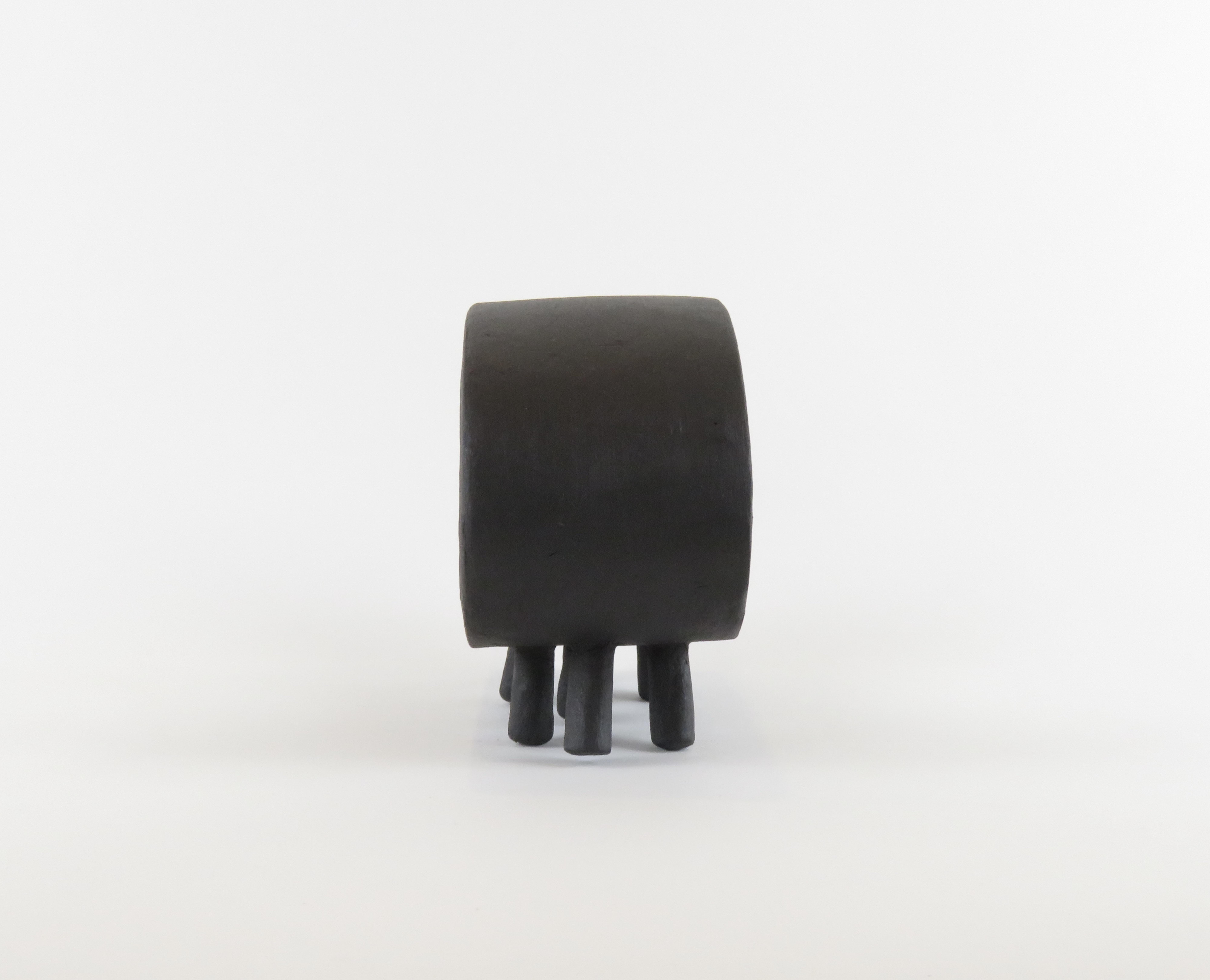 Américain Sculpture ovale large en céramique noire creuse sur de petites pieds en vente
