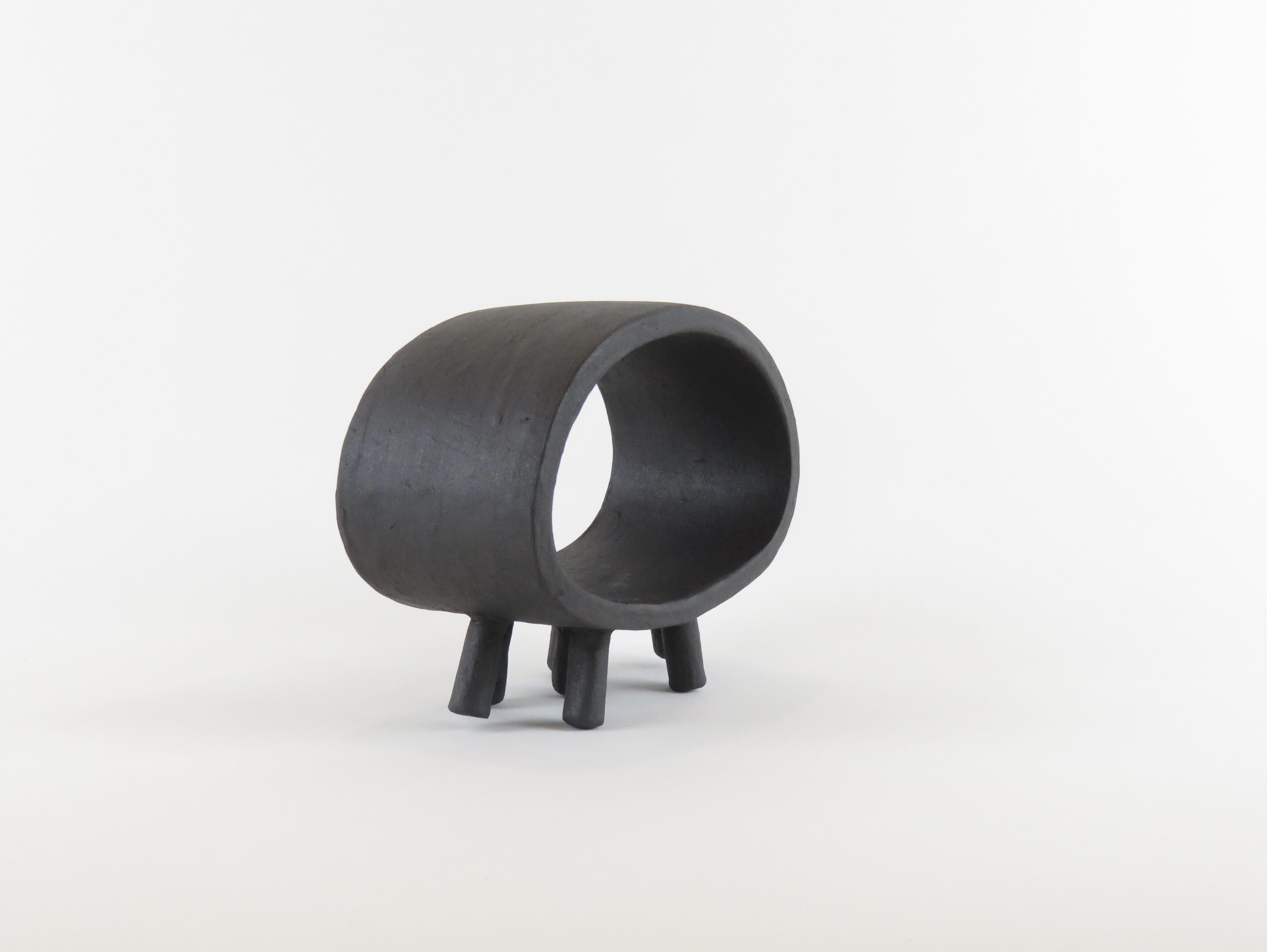 Fait main Sculpture ovale large en céramique noire creuse sur de petites pieds en vente
