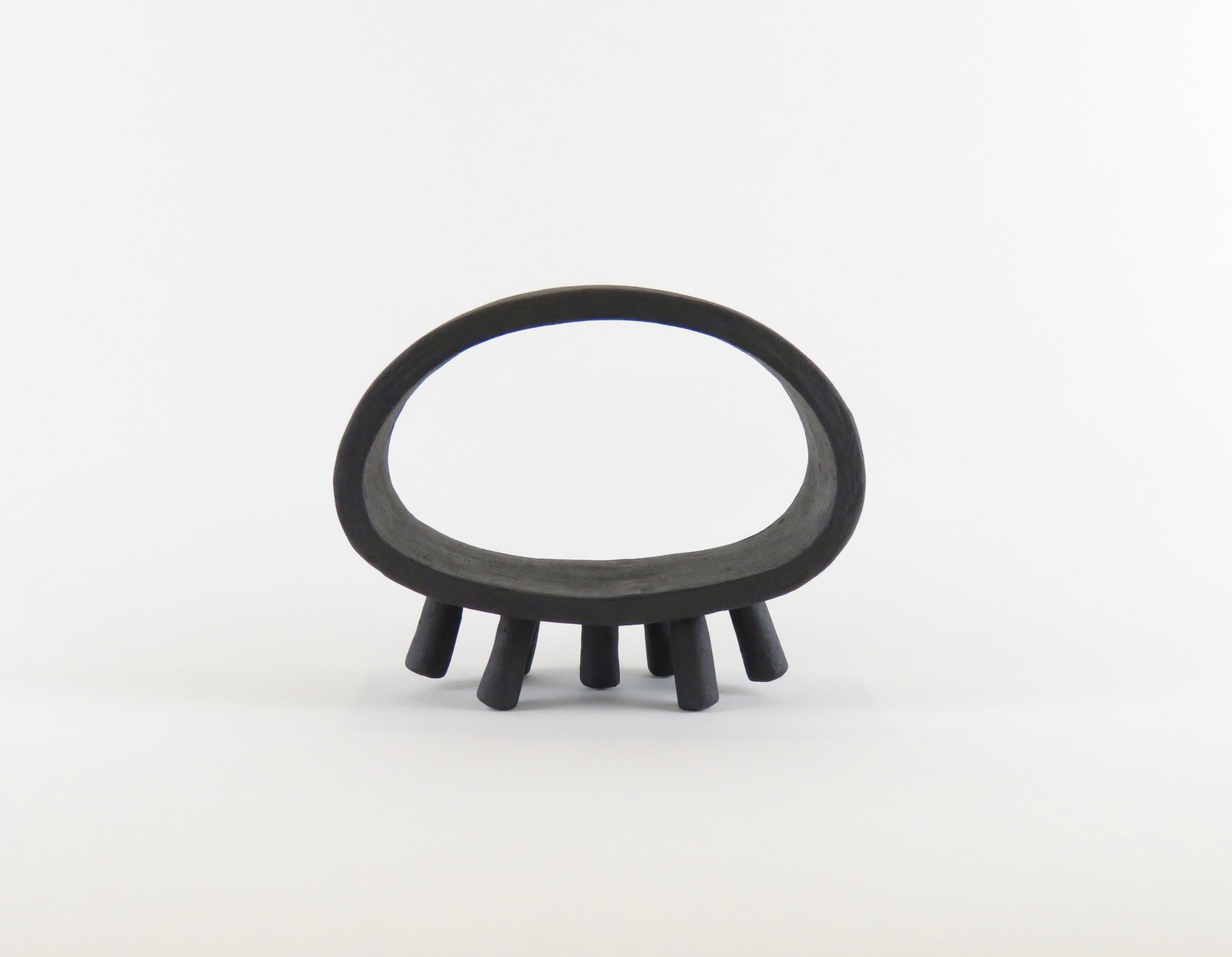 Sculpture ovale large en céramique noire creuse sur de petites pieds Neuf - En vente à New York, NY