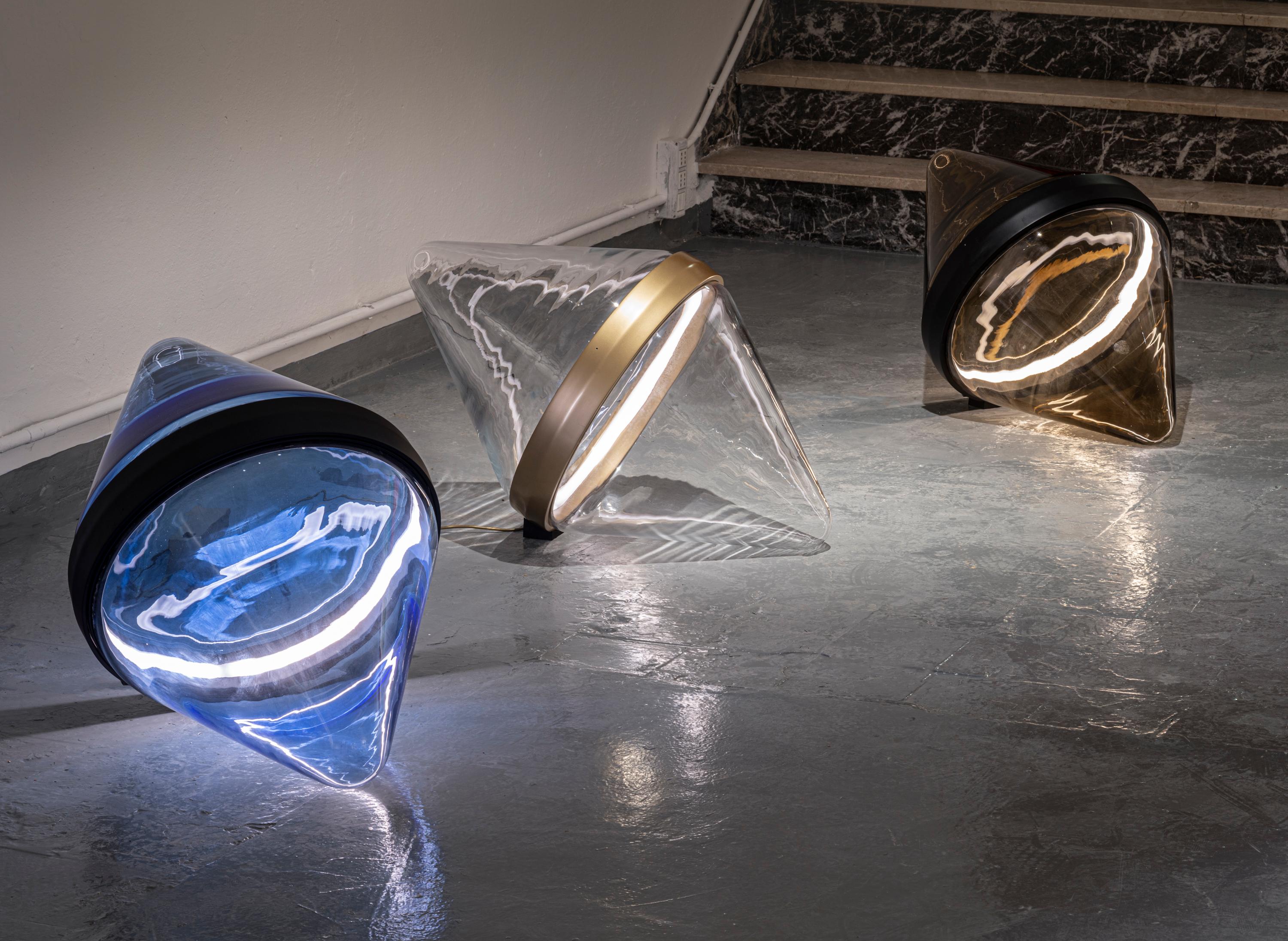Hollow by Dan Yeffet - Skulpturale Stehlampe aus mundgeblasenem Muranoglas im Angebot 4