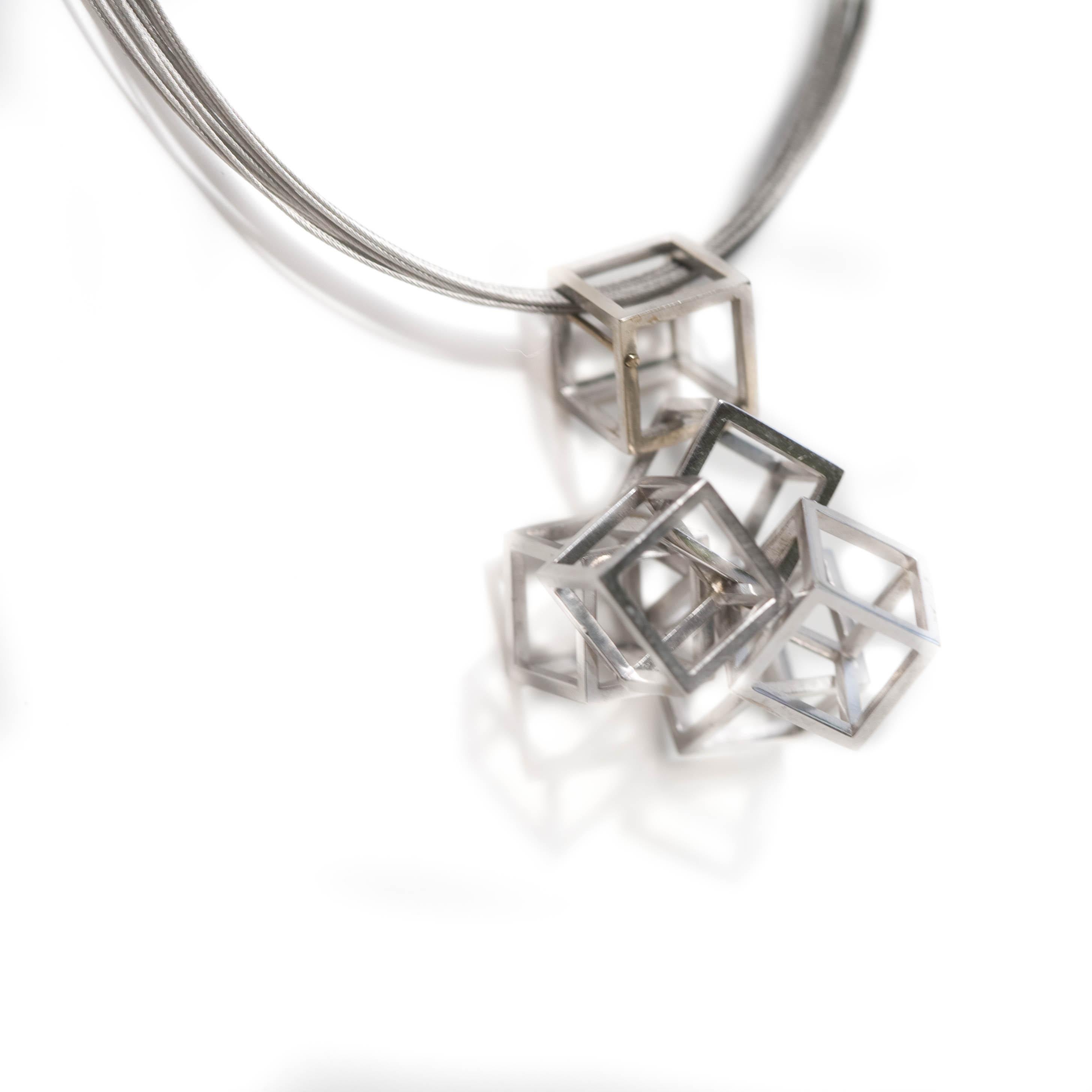 Contemporain Pendentif géométrique unique en or jaune 18 carats, spirale en acier inoxydable. en vente