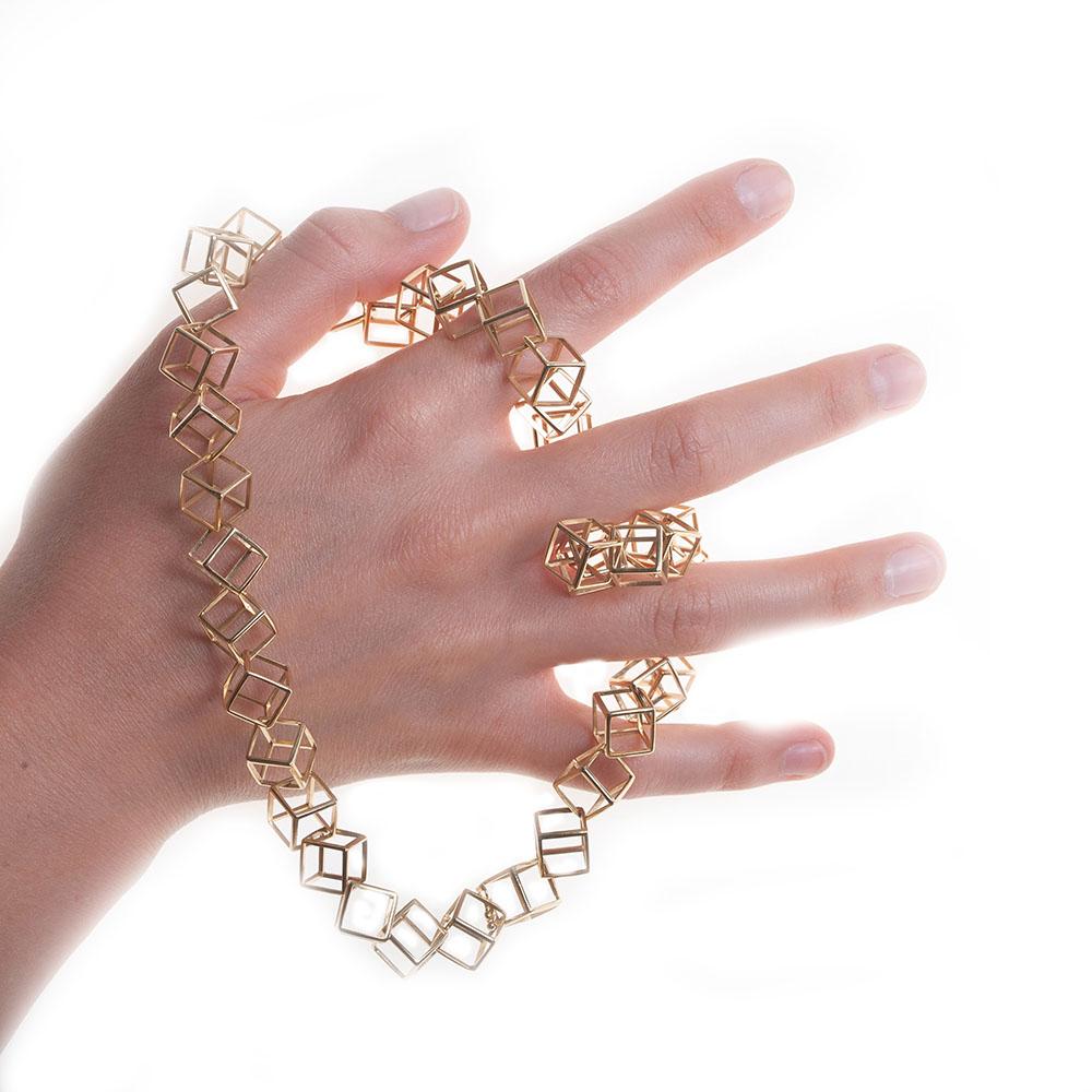Collier unique de cubes géométriques creux - Or jaune 18K

Ce collier de cubes est destiné à une femme sophistiquée. Il contient  cubes géométriques  fabriqué en or 18k. 
Un magnifique collier de déclaration, une chaîne moderne en trois dimensions.