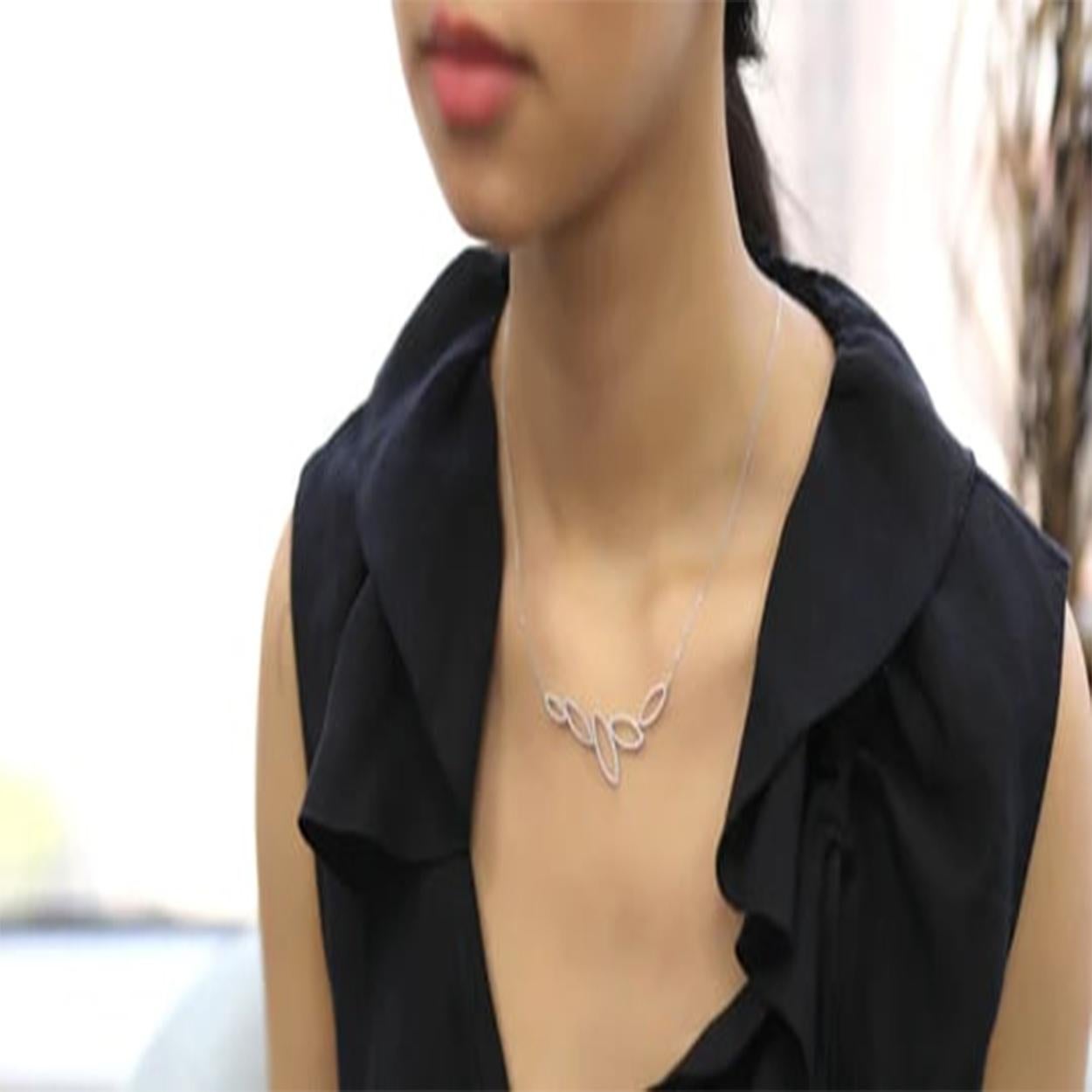 Halskette mit Anhänger, Hohl Blütenblatt Pave Kugel Diamant Linie im Zustand „Neu“ im Angebot in Los Angeles, CA