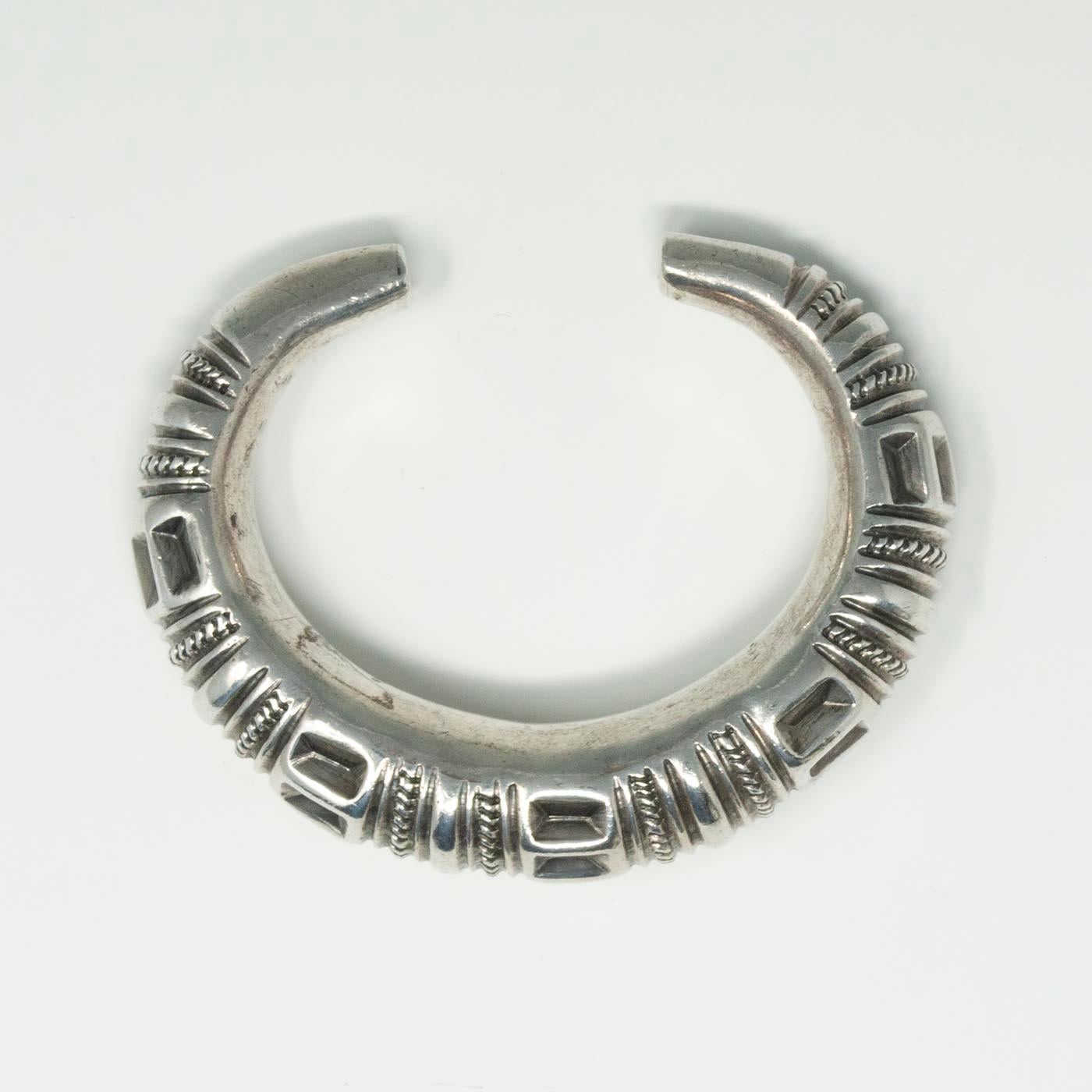 Bracciale repoussé in argento cavo del XX secolo, Cina

Un bel braccialetto d'epoca in argento cavo repoussé con un suono morbido e sferragliante. Non ci sono segni di riconoscimento.  2,5 pollici con uno spazio di 1 pollice; pesa 48 grammi ed è