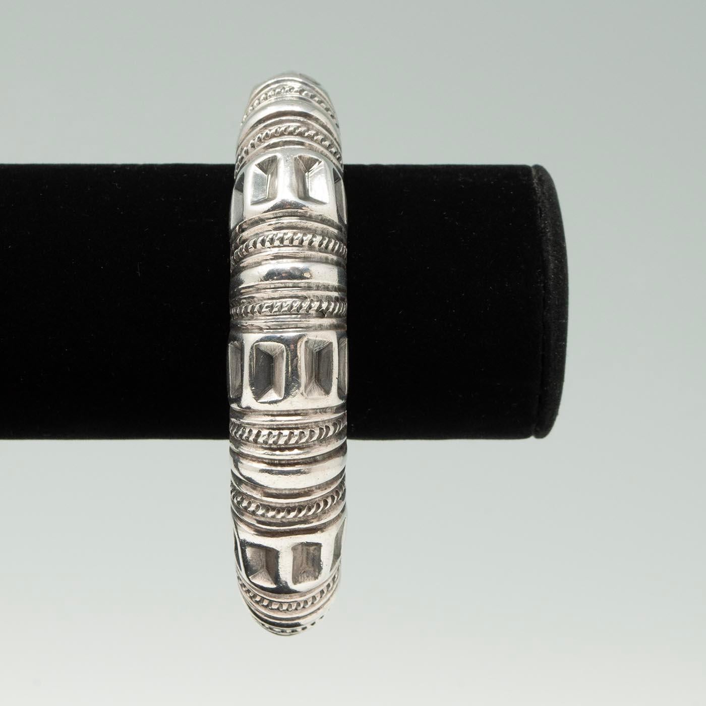 Bracciale in argento cavo dalla Cina in vendita 1
