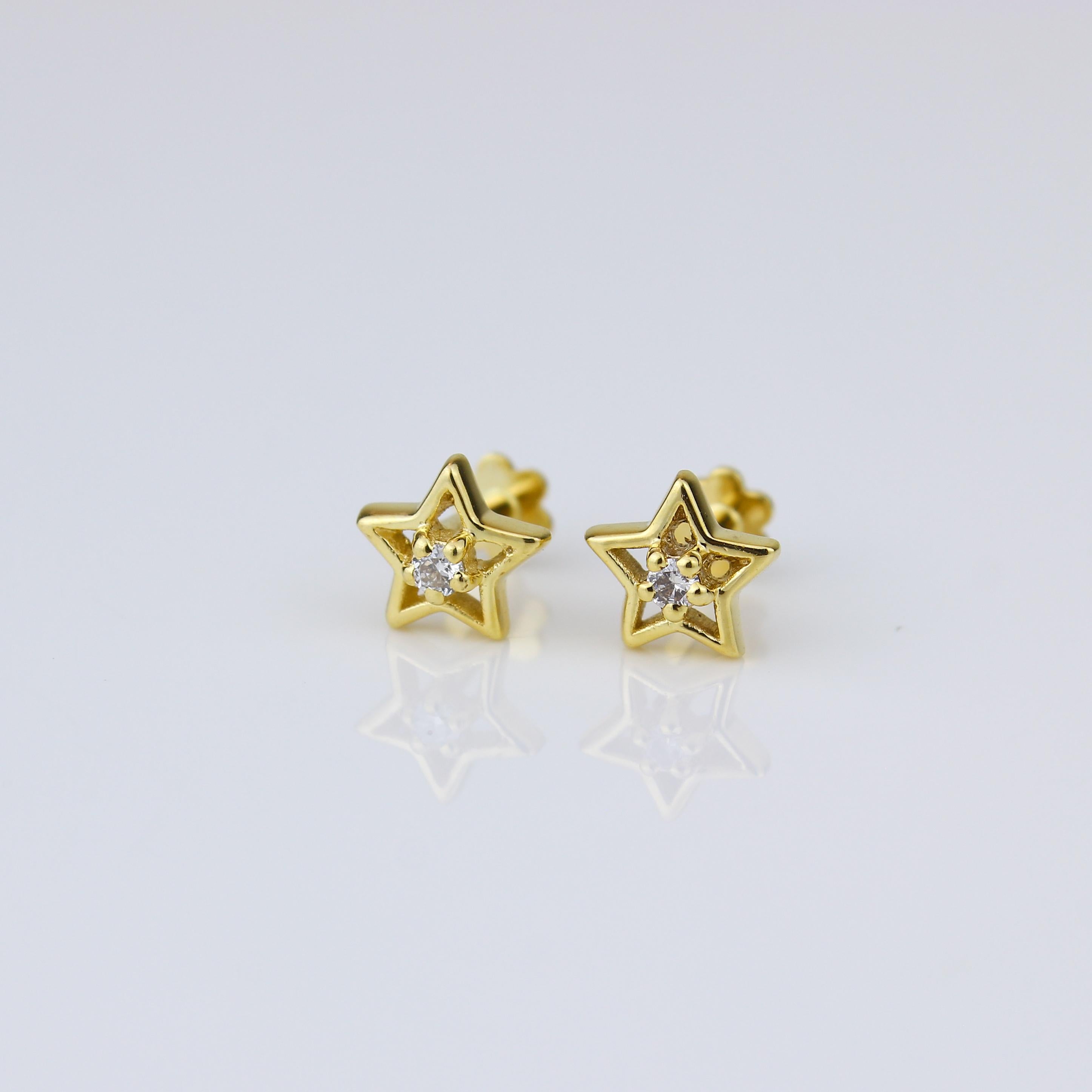 Boucles d'oreilles rayonnantes en diamant en forme d'étoile creuse, conçues exclusivement pour les filles (Kids/Toddlers) en luxueux or massif 18 carats. Ces boucles d'oreilles enchanteresses présentent de délicats motifs d'étoiles creuses ornés de