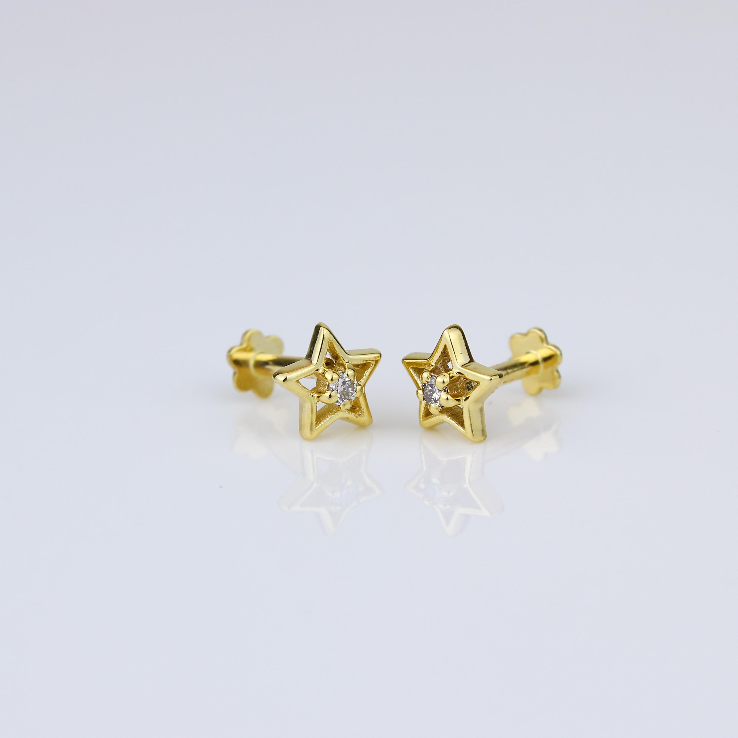 Taille ronde Boucles d'oreilles étoile creuse en or massif 18 carats pour filles (enfants) en vente