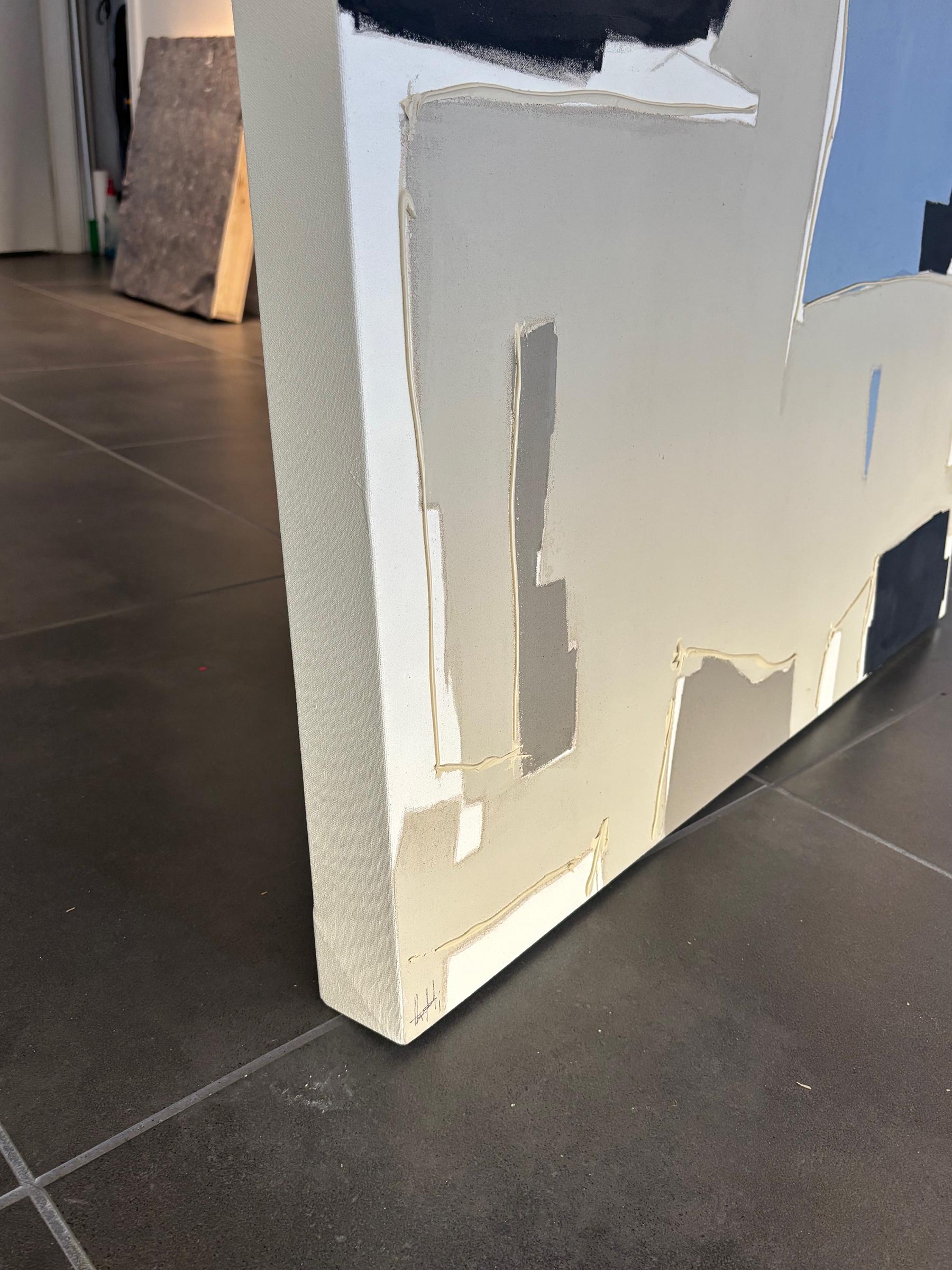 Holly Addi è una pittrice americana che vive e lavora a Salt Lake City, nello Utah. Nella sua più recente collezione di opere, Japandi, gli astratti di Addi (pittura acrilica e carboncino su tela) abbracciano il minimalismo e la semplicità del