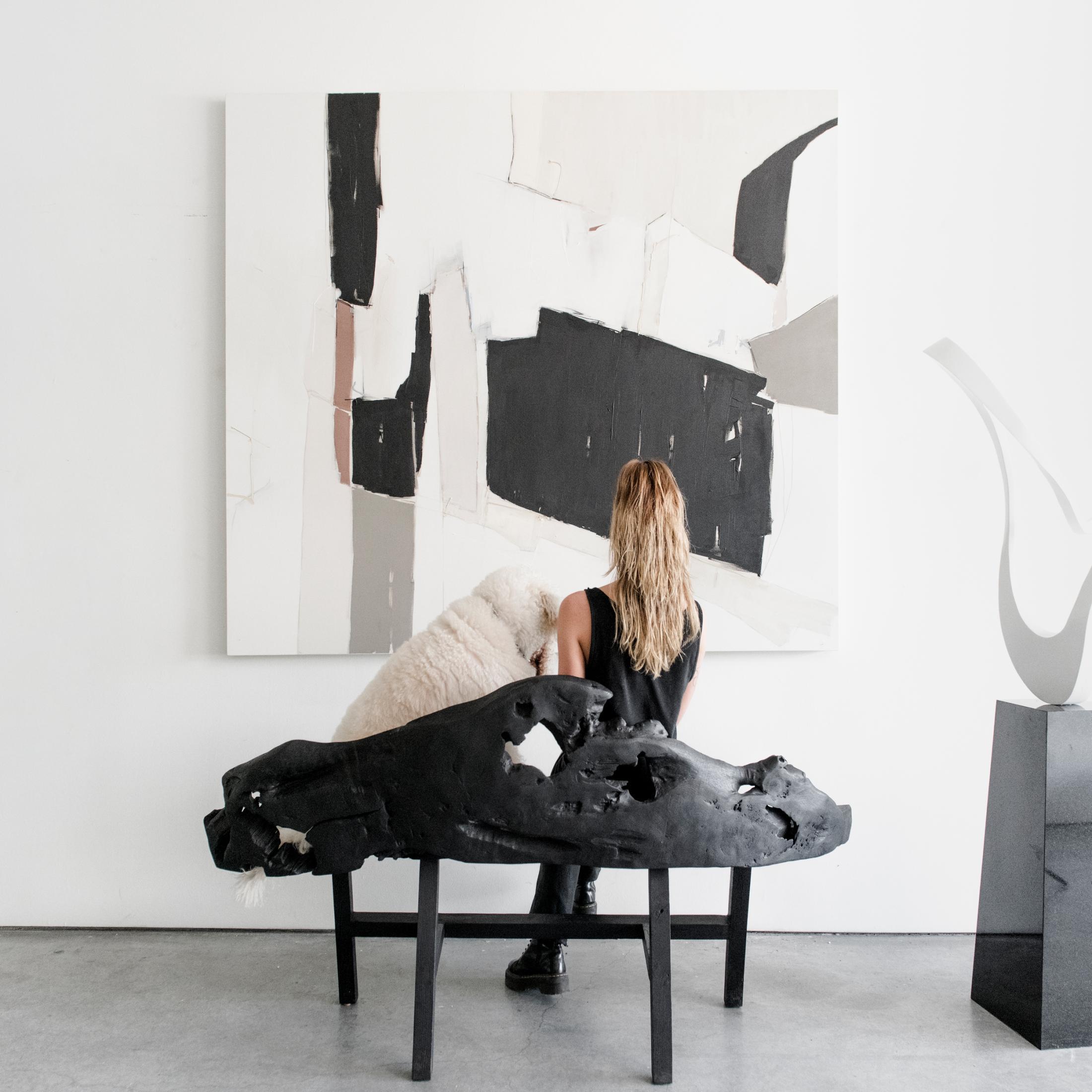 Hewn est une peinture de Holly Addi de la série Basilica. Cette peinture abstraite de couleur noire, blanche, taupe et café est réalisée à l'acrylique sur toile.