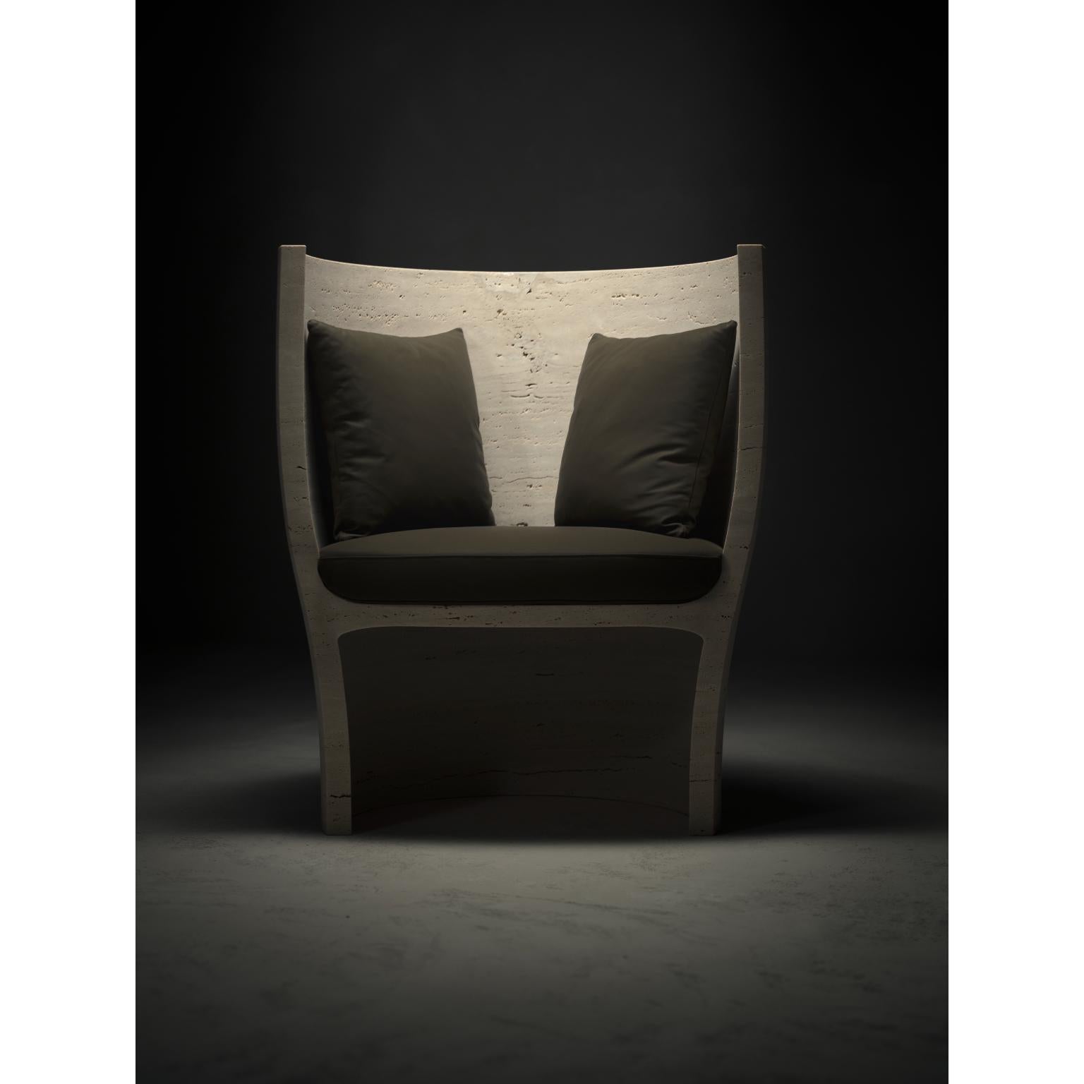 Sillón Holly by Kreoo 
Diseñado por Christophe Pillet
Dimensiones: P 55 x An 85 x Al 102 cm.
Materiales: Travertino Paglierino y cuero.

El precio incluye cojines de cuero, colección Linea-Sequoia. Disponible en diferentes opciones de cuero y