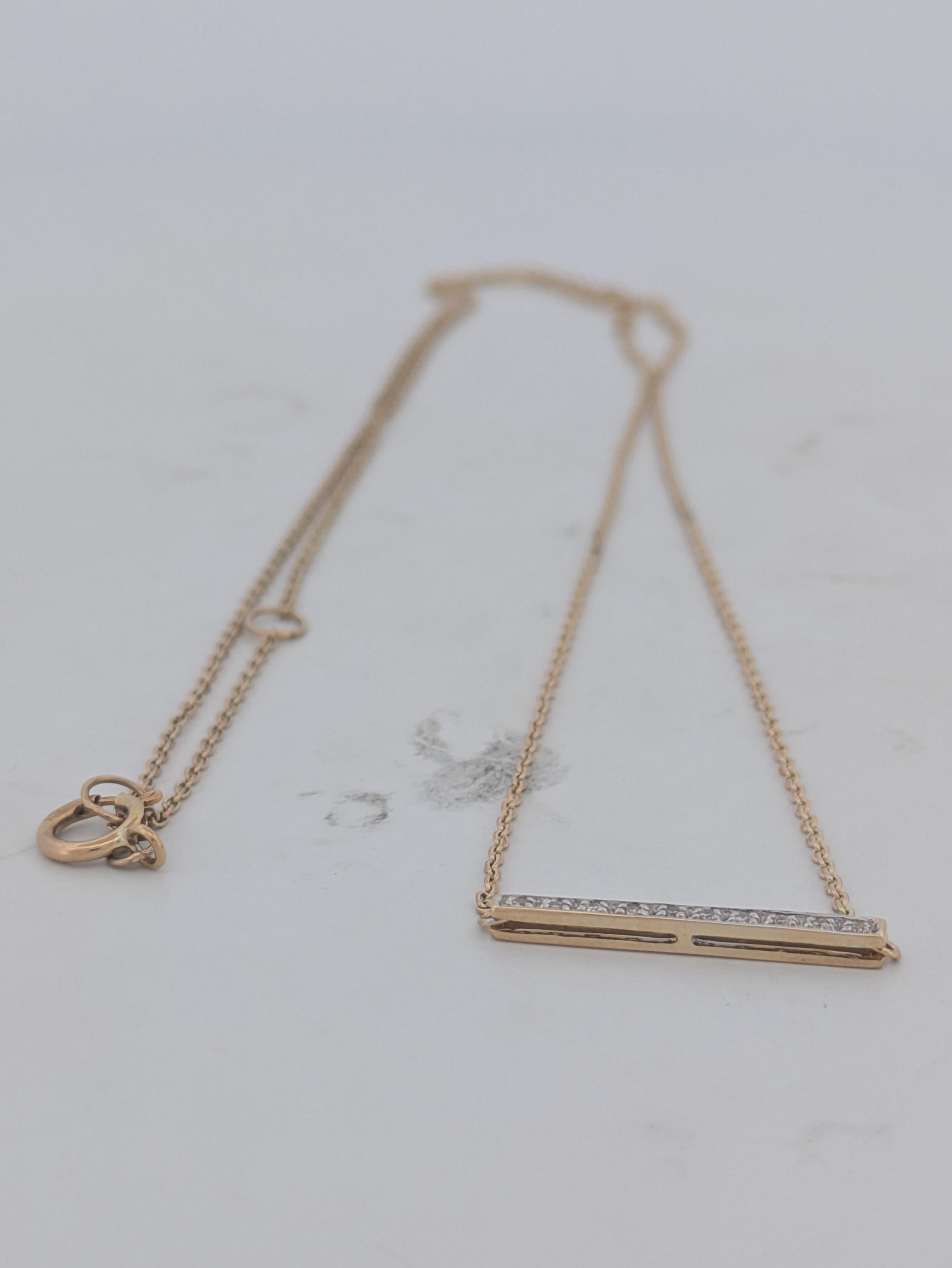 Taille ovale Holly Collier pendentif en or jaune 10 carats et diamants 0,50 carat en vente