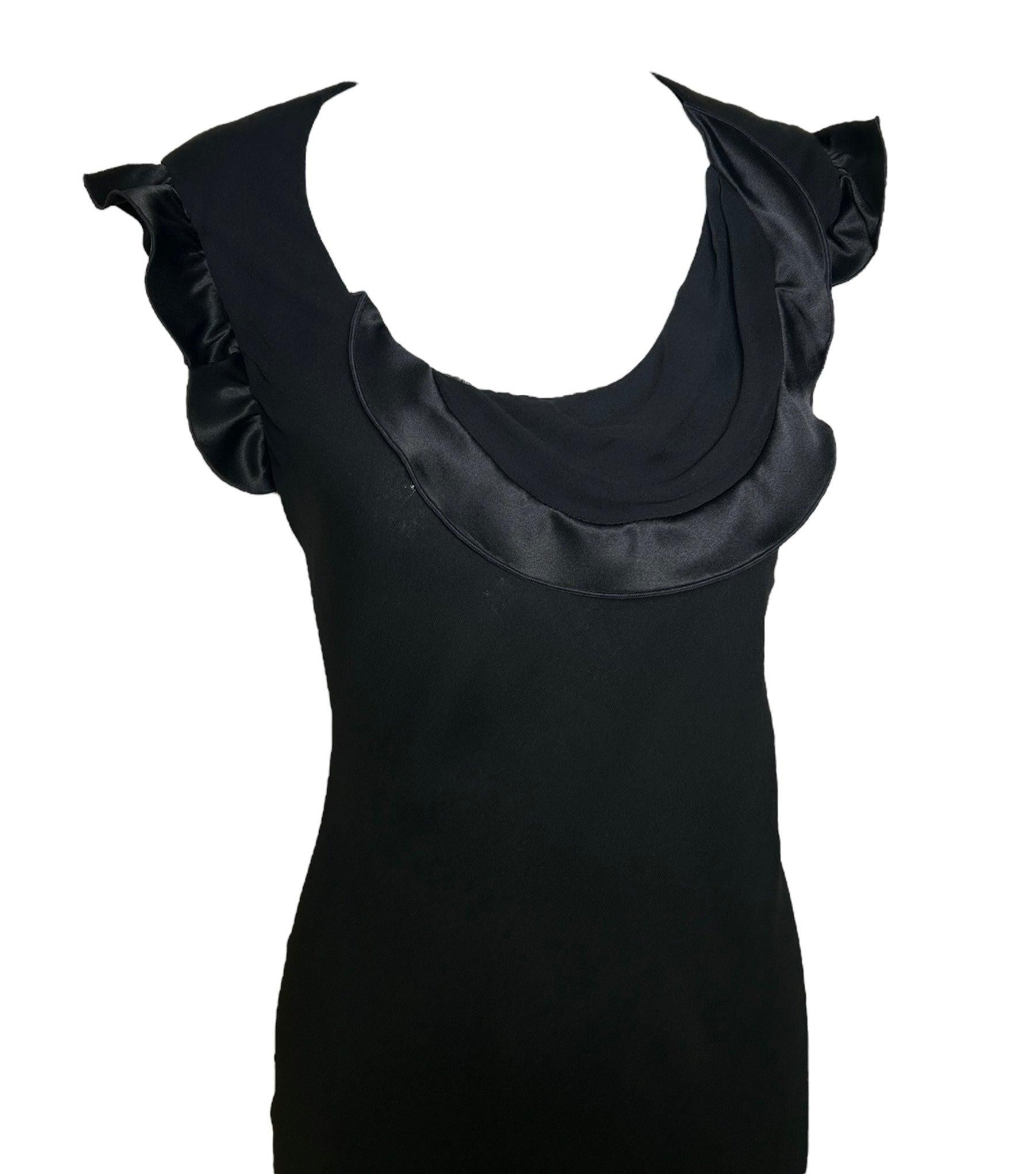 Exprimez une élégance intemporelle avec la robe à volants en mousseline de soie noire coupée en biais Holly Harp 1990. Confectionnée en mousseline de soie noire, cette robe exquise dégage un charme inspiré des années 30 avec ses volants en satin et