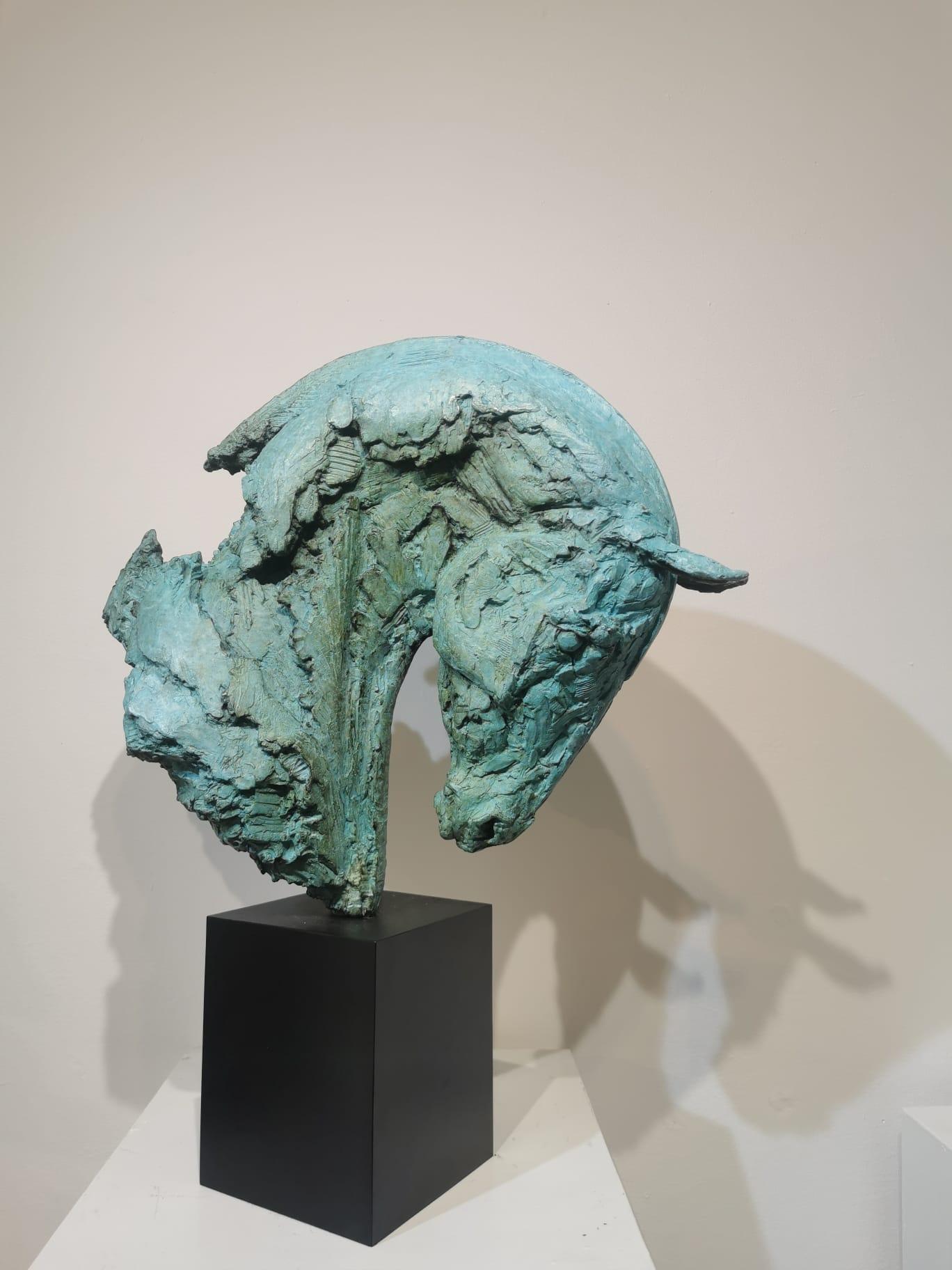 Artemide      Una scultura originale in bronzo. - Figurative Sculpture Oro di Holly Hickmore