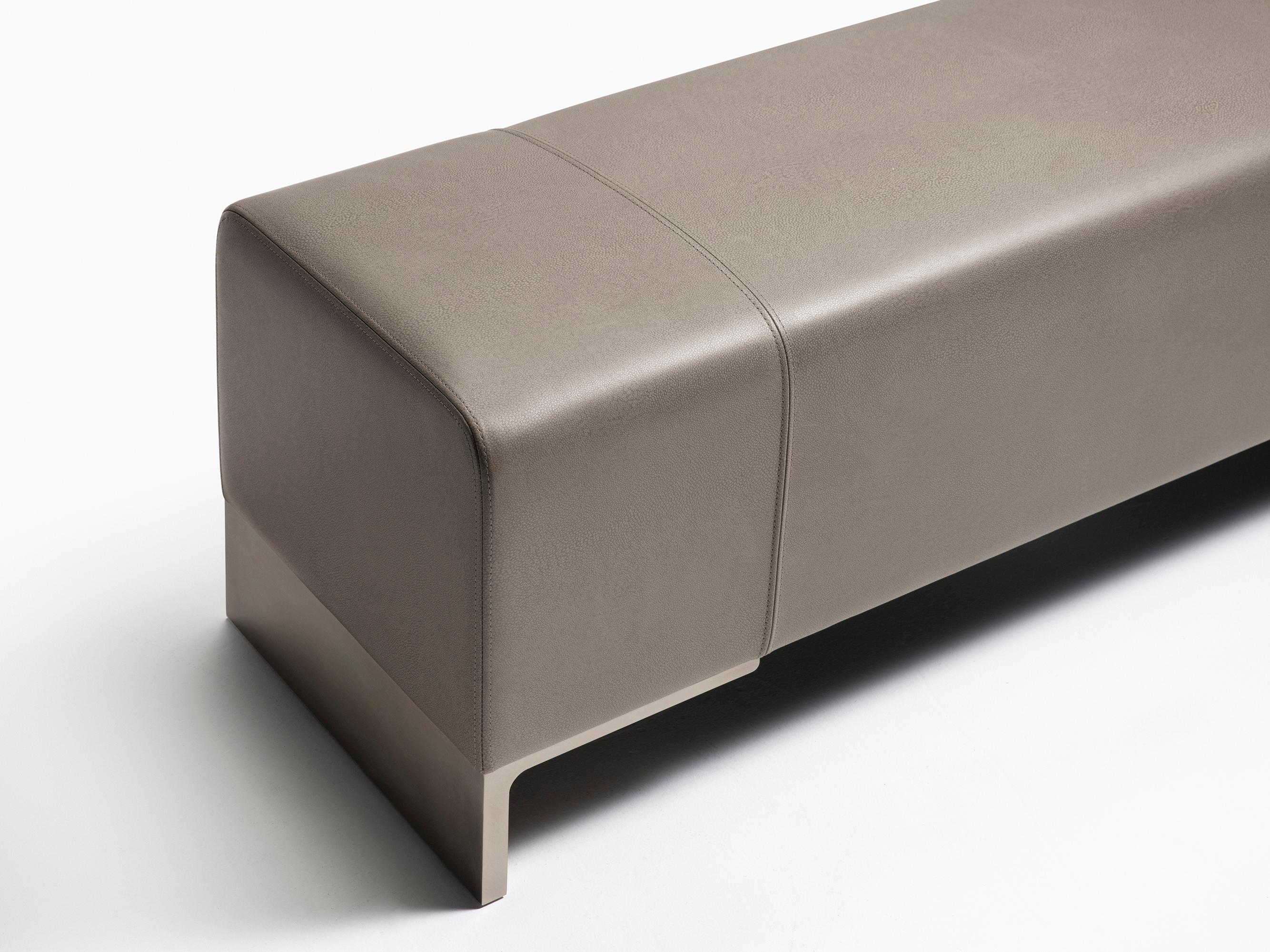 HOLLY HUNT Arakan bench in silver smoke and terra leather. A voluminous bench that brings gravity and softness to any room, ideal at the foot of the bed. Beautiful and modern with a gorgeous brushed metal base. Upholstered in our delicious HOLLY
