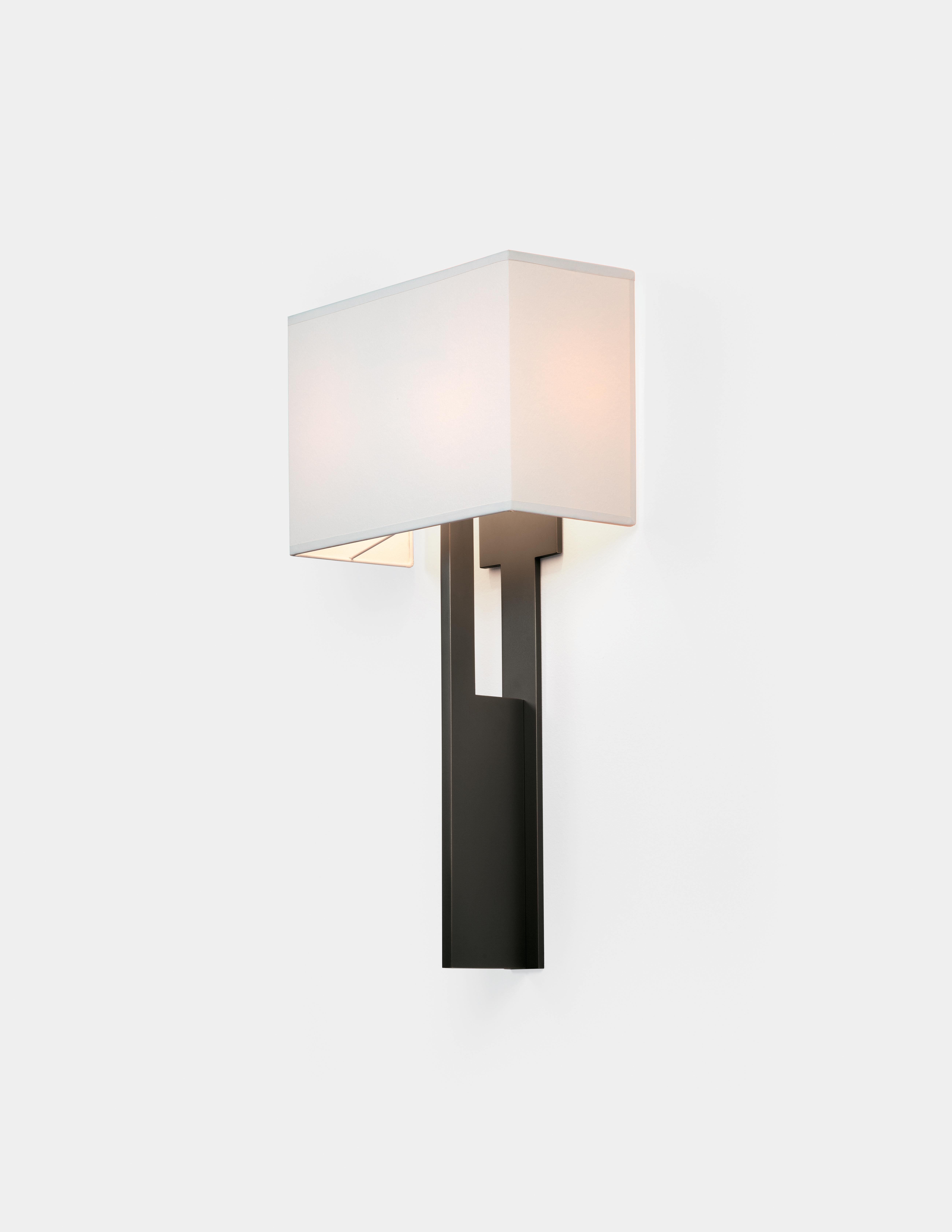 HOLLY HUNT Blade small wall sconce in metal frame and aquarelle shade. An architectural sconce with a versatile aesthetic at home with a variety of interior styles. Featuring expert proportions and a quiet presence.


Additional