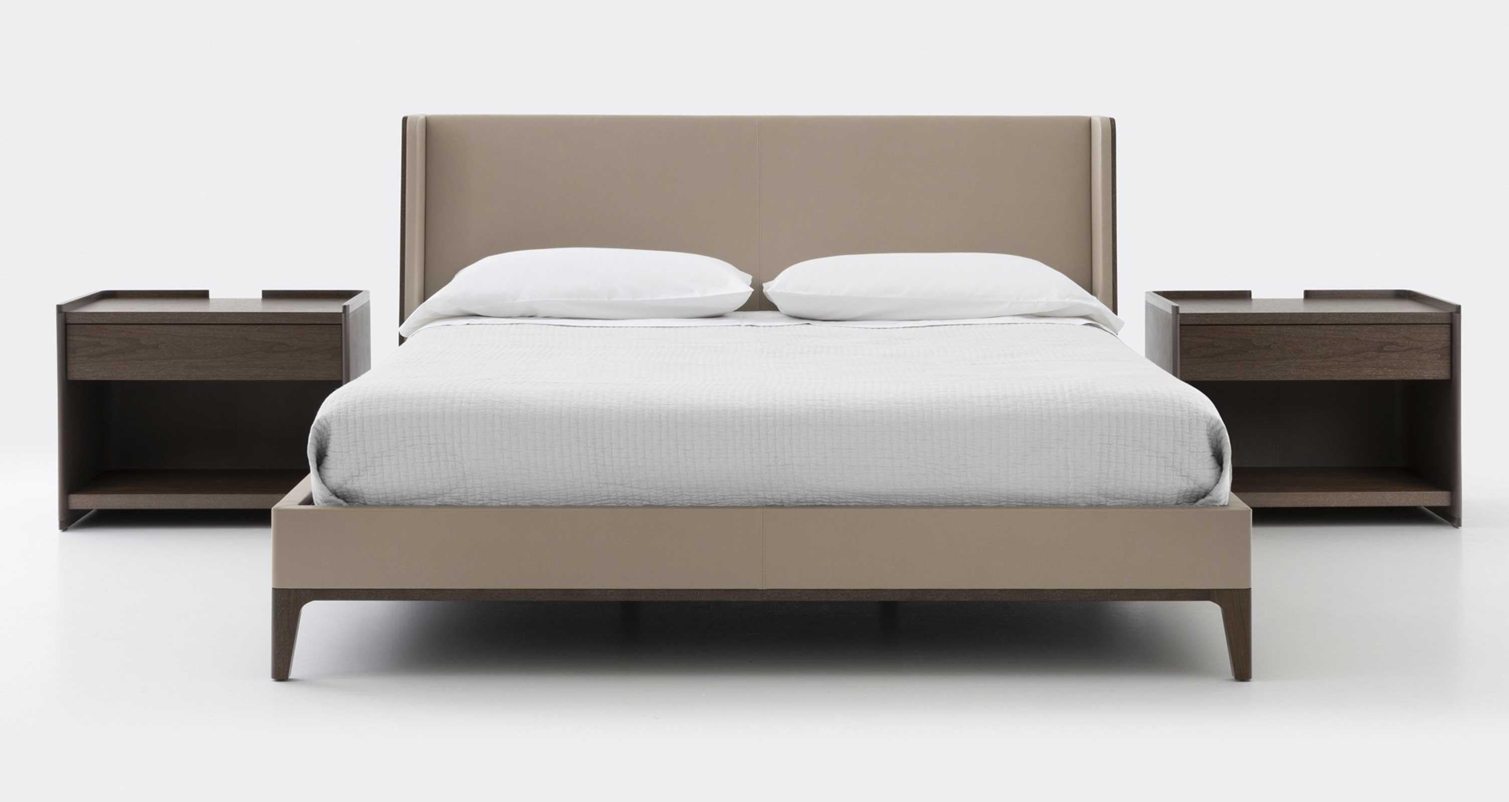 La Cama Spencer, una cama de plataforma contemporánea con un cabecero envolvente, introduce el confort y el lujo del siguiente nivel en las habitaciones. Excepcionalmente elaborada con un exterior de madera pulida y una tapicería a medida con