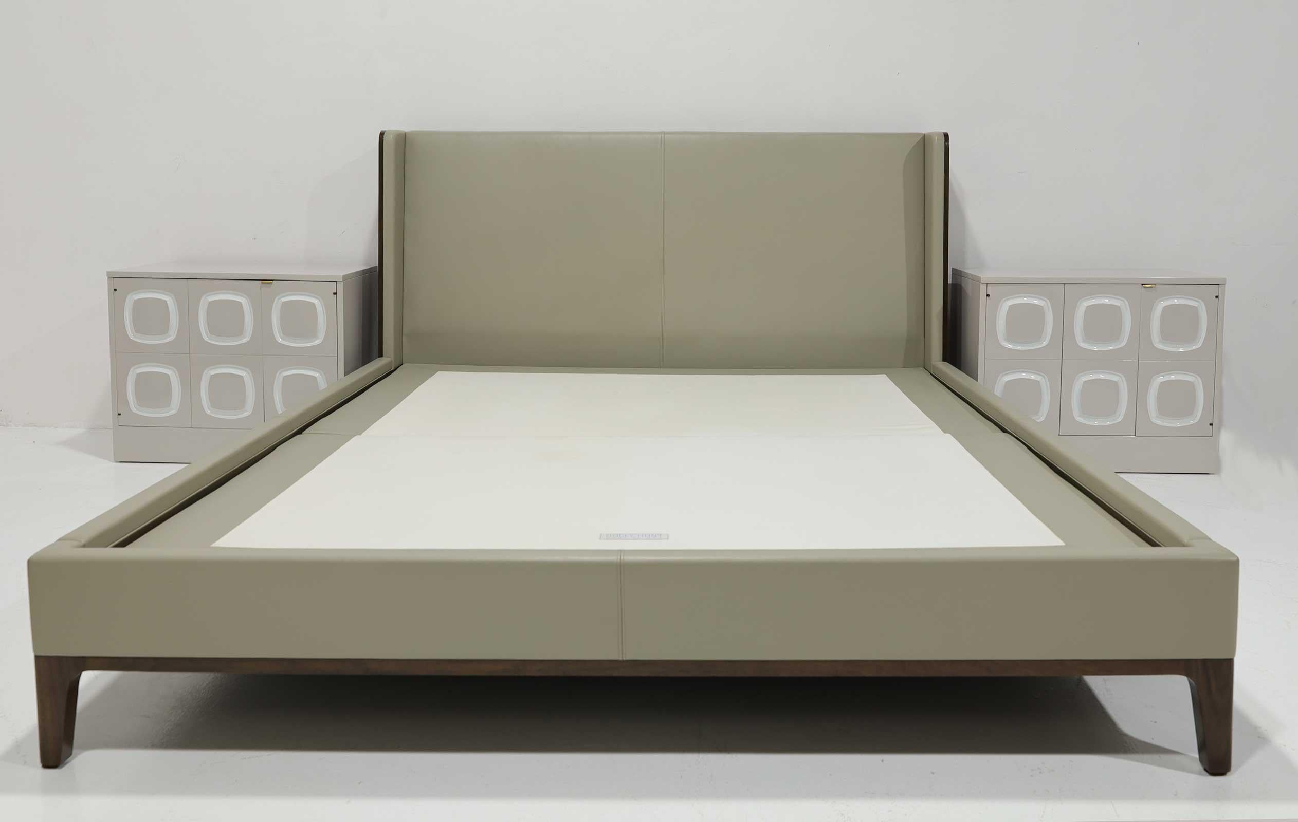 Cama Spencer Holly Hunt Cal King de cuero y nogal Moderno en venta