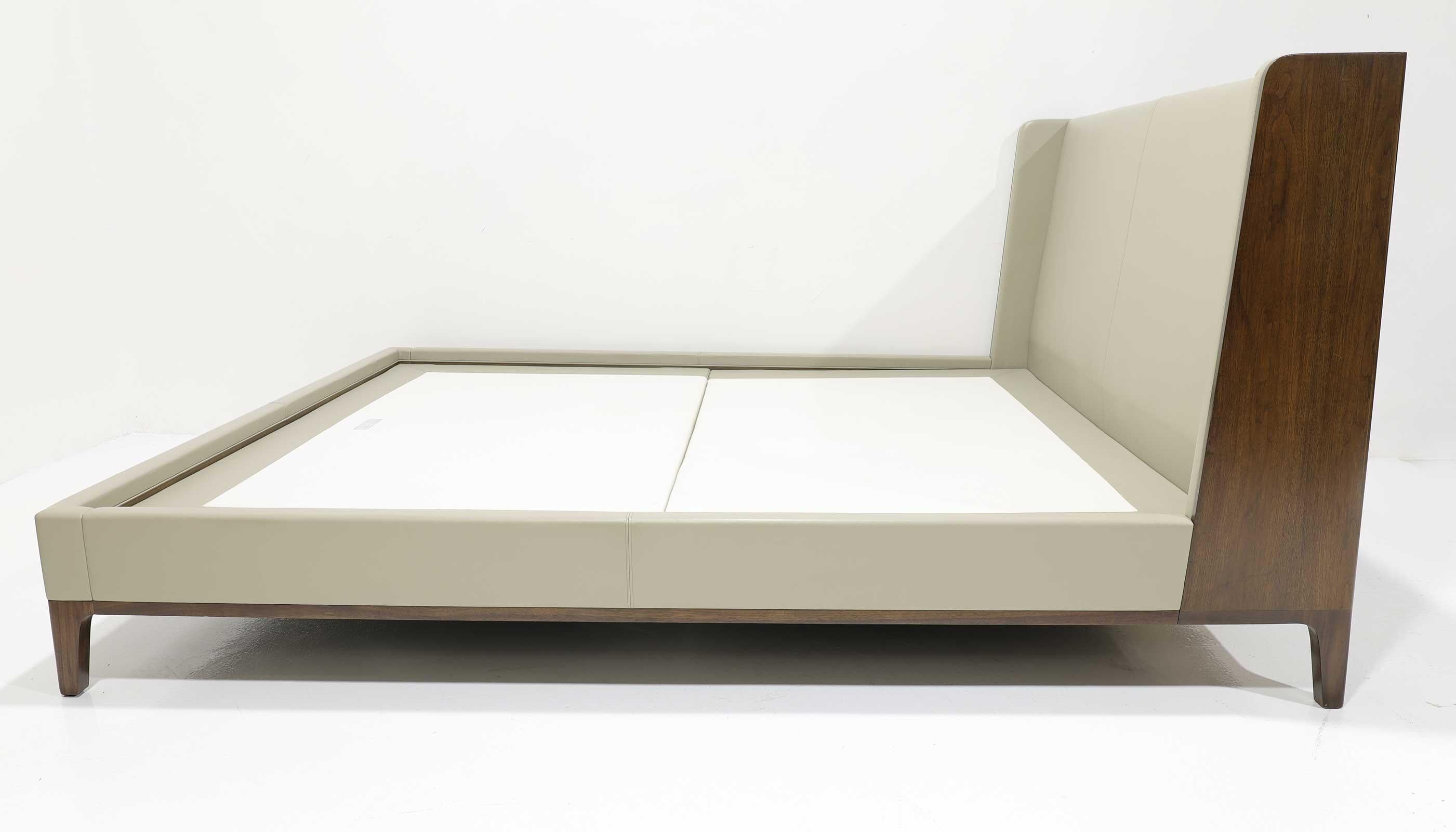 Cama Spencer Holly Hunt Cal King de cuero y nogal Cuero en venta