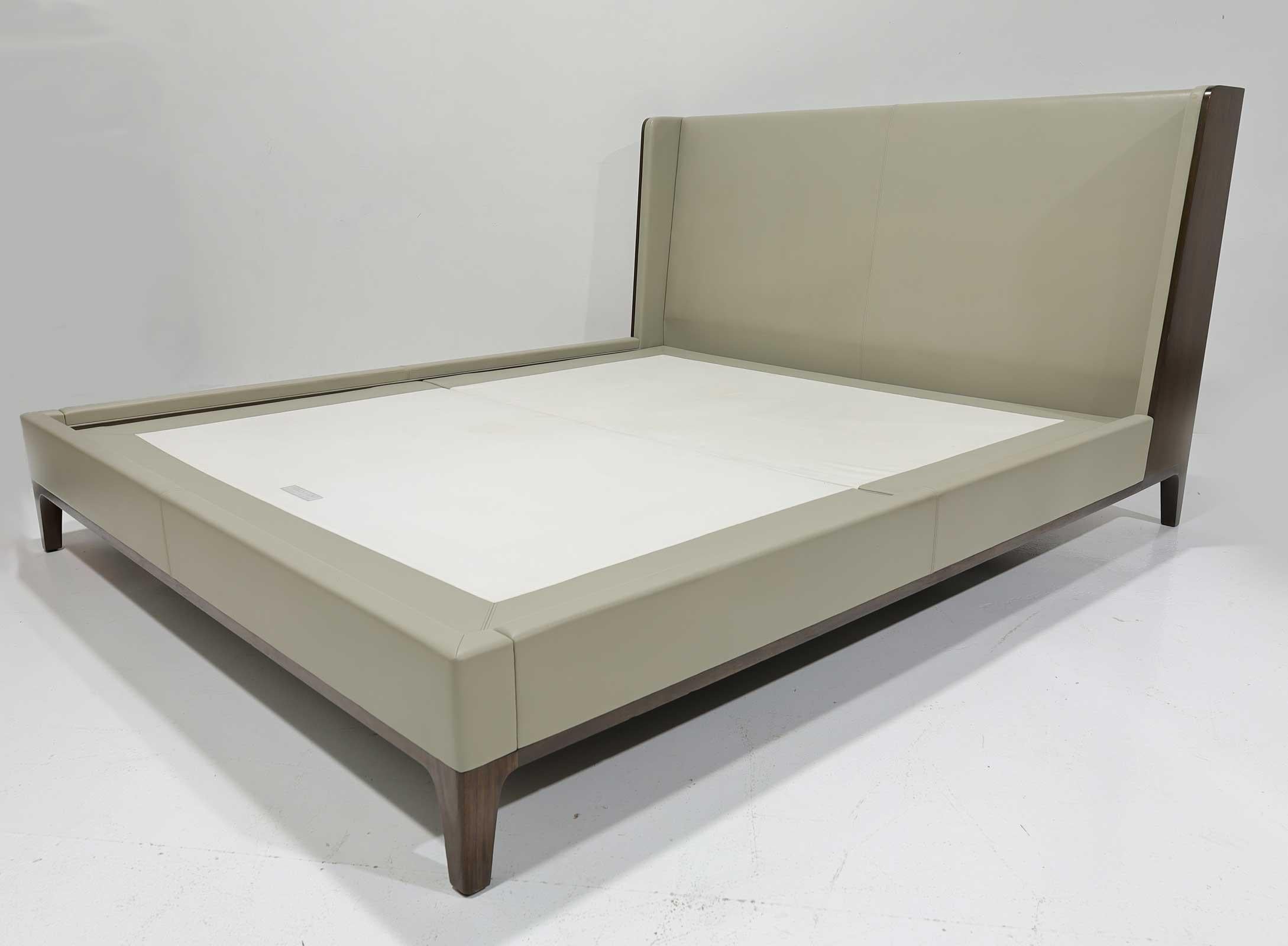Cama Spencer Holly Hunt Cal King de cuero y nogal en venta 1