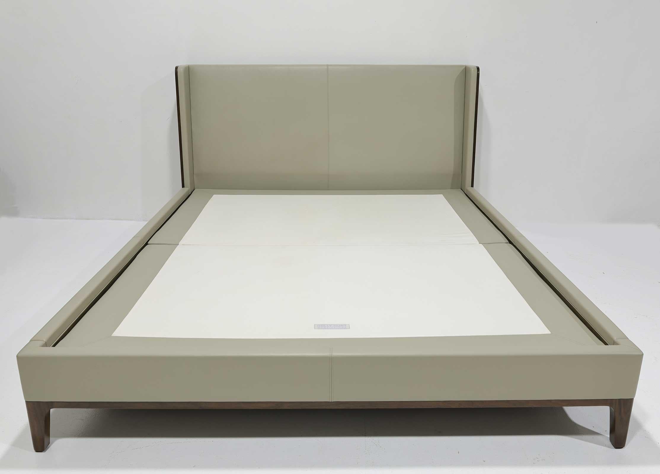 Cama Spencer Holly Hunt Cal King de cuero y nogal en venta 2