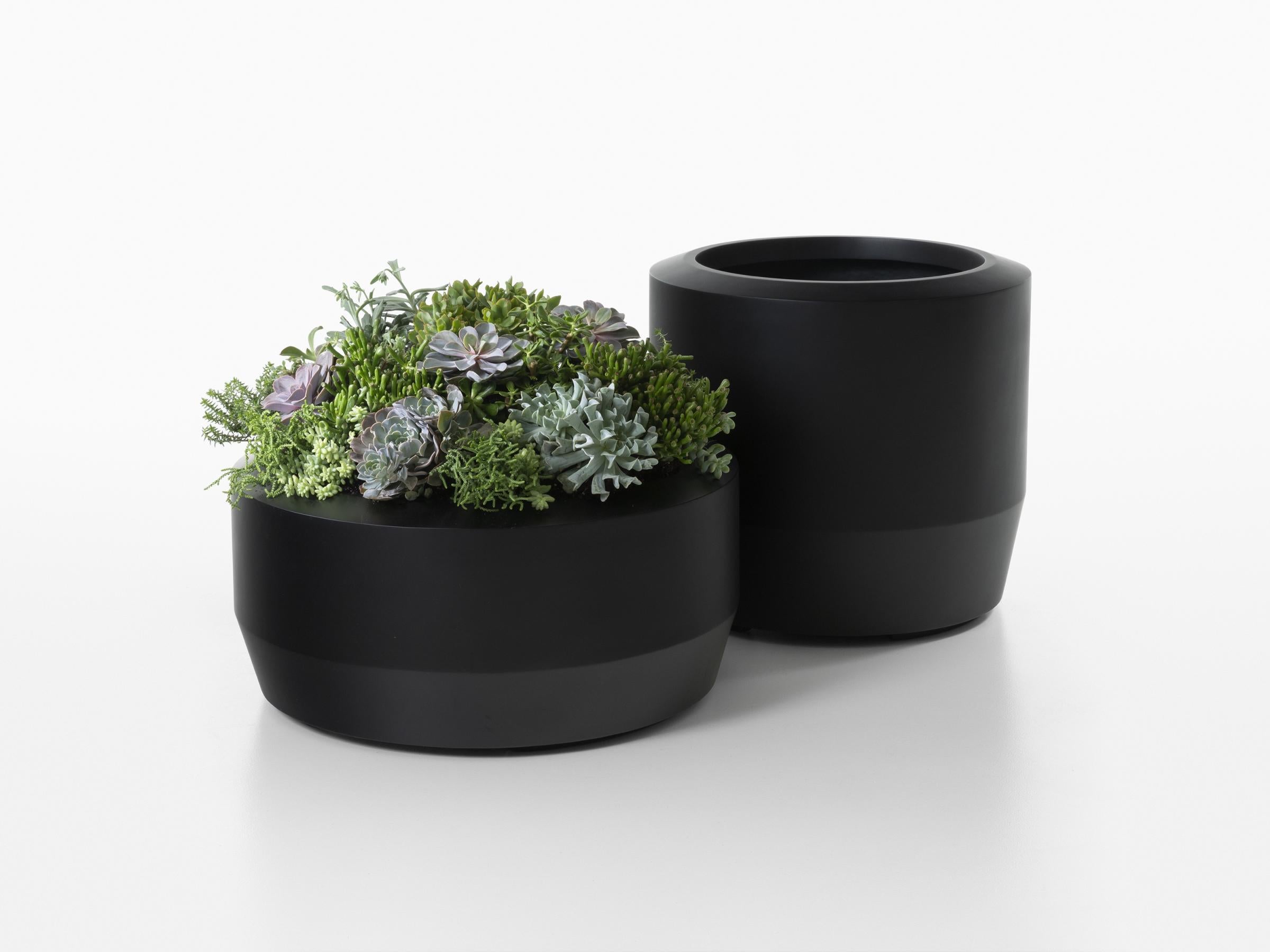 American HOLLY HUNT Fugu Small Hollow Cast Concrete Outdoor Planter in Abyss Black Finish