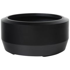 HOLLY HUNT Fugu Petite jardinière creuse en béton moulé pour l'extérieur en finition Abyss Black