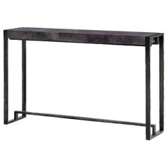 Table console Hastings de HOLLY HUNT avec finition du plateau en parchemin de baleine et base en métal