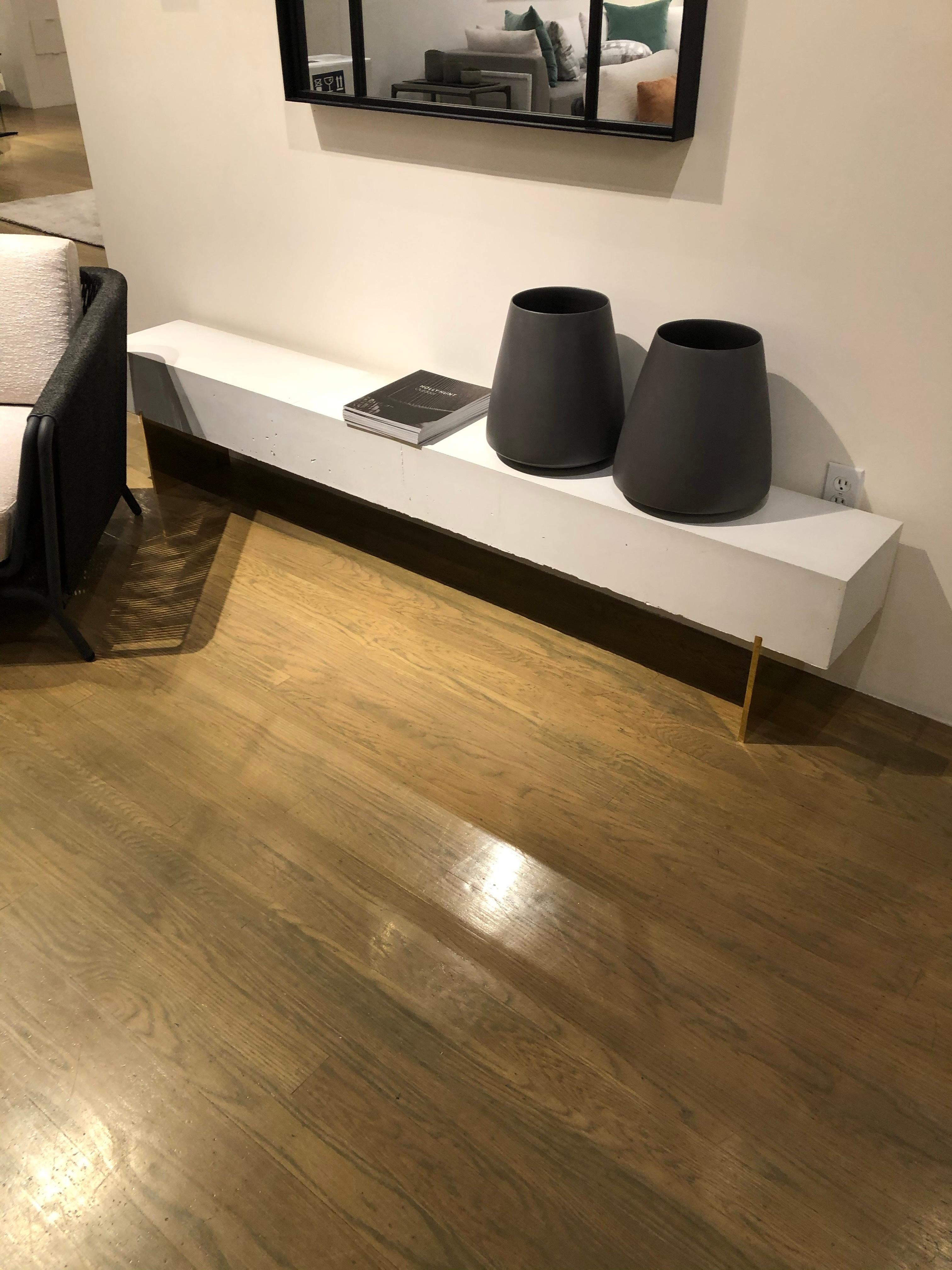 HOLLY HUNT Bank aus weißem Betonblock mit verspiegelten Messingbeinen von Eric Slayton

Zusätzliche Informationen:
MATERIALIEN: Beton
Abmessungen: 82 B x 11 T x 16,5 H Zoll
Anmerkung: Handgeformte Betonbank mit Schaumstoffkern. Für den