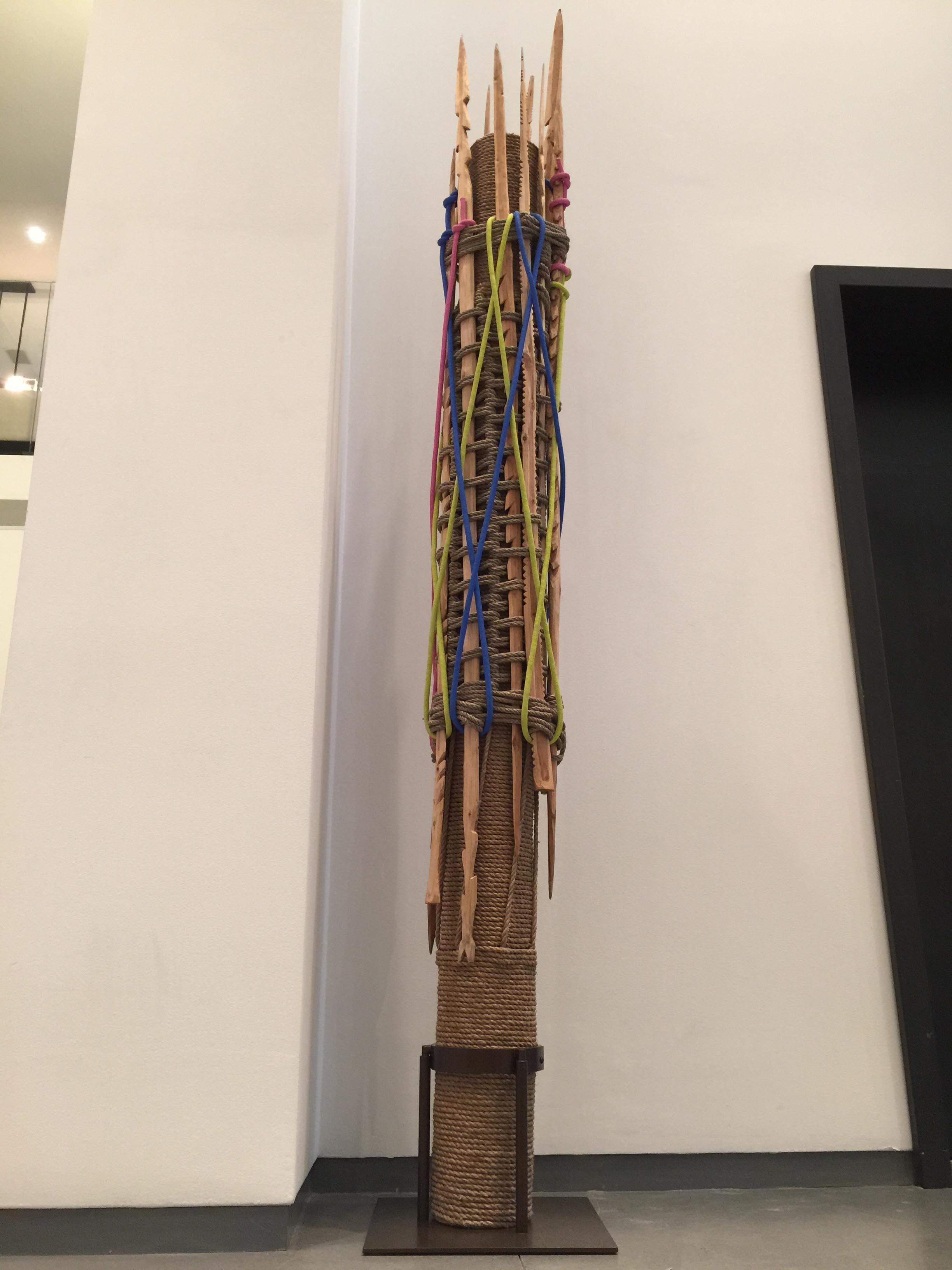 Moderno Totem dei cacciatori di HOLLY HUNT in Wood, cotone e corda di Christian Astuguevieille in vendita