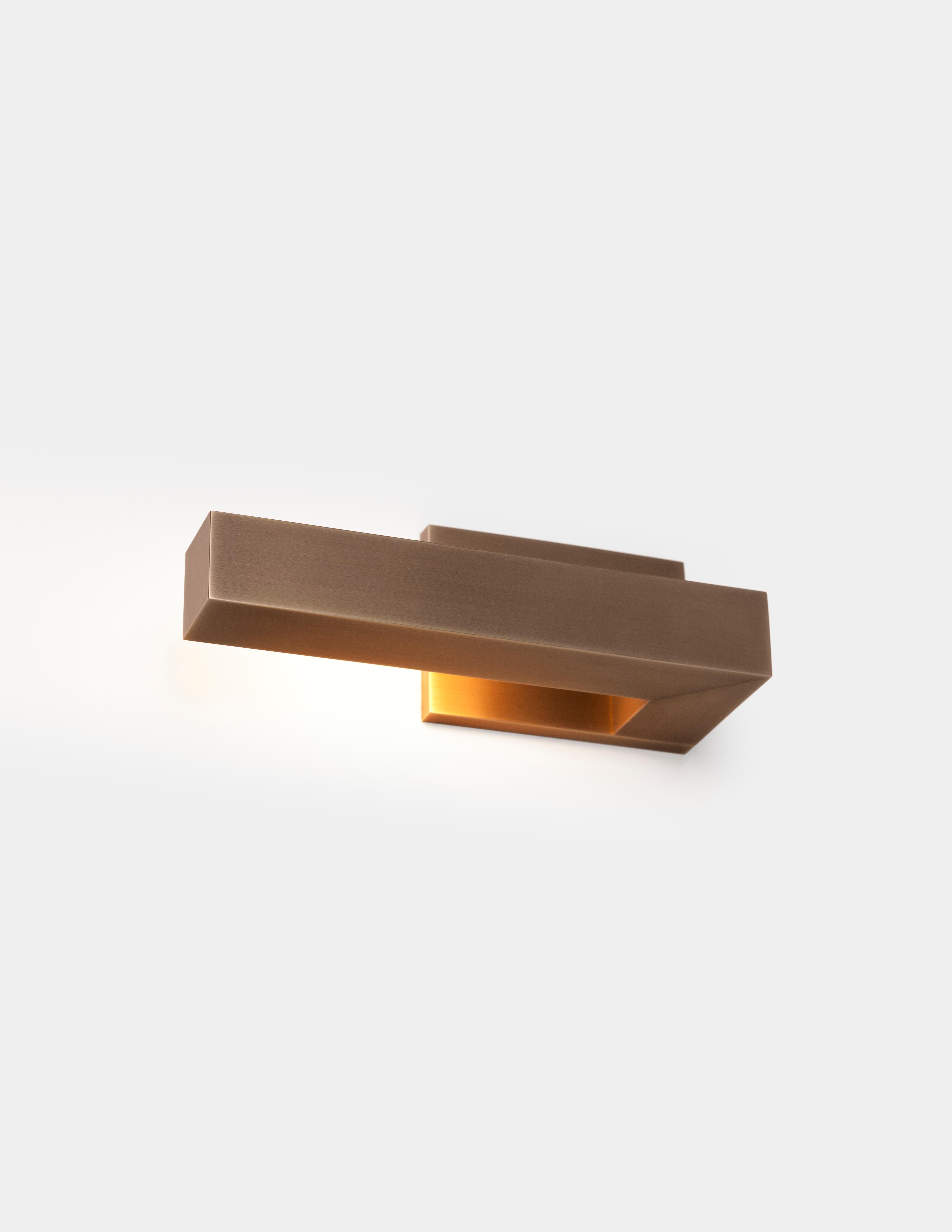 HOLLY HUNT Bar-Wandleuchter, nach links gerichtet, in patinierter Goldbronze. Ausdruck der minimalen Moderne in einer Leuchte, die sich auf Funktionalität, Material und Proportionen konzentriert. Sie schaffen eine diskrete und doch eindrucksvolle
