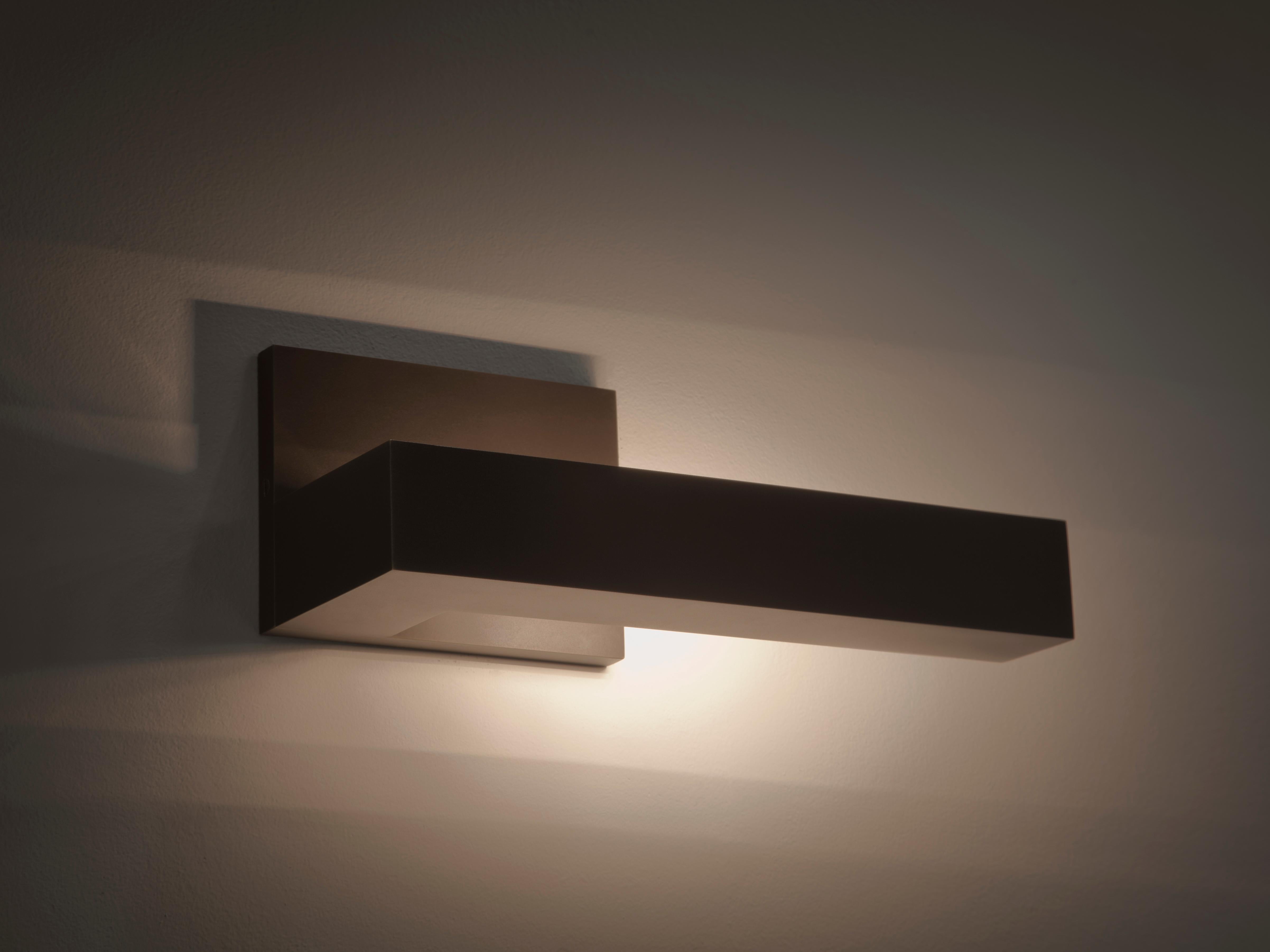 HOLLY HUNT right facing Bar wall sconce in medium bronze patinated finish. Expressing minimal modernism in a sconce that focuses on functionality, material and proportions. Creating a discrete yet impactful presence in any space.



Additional